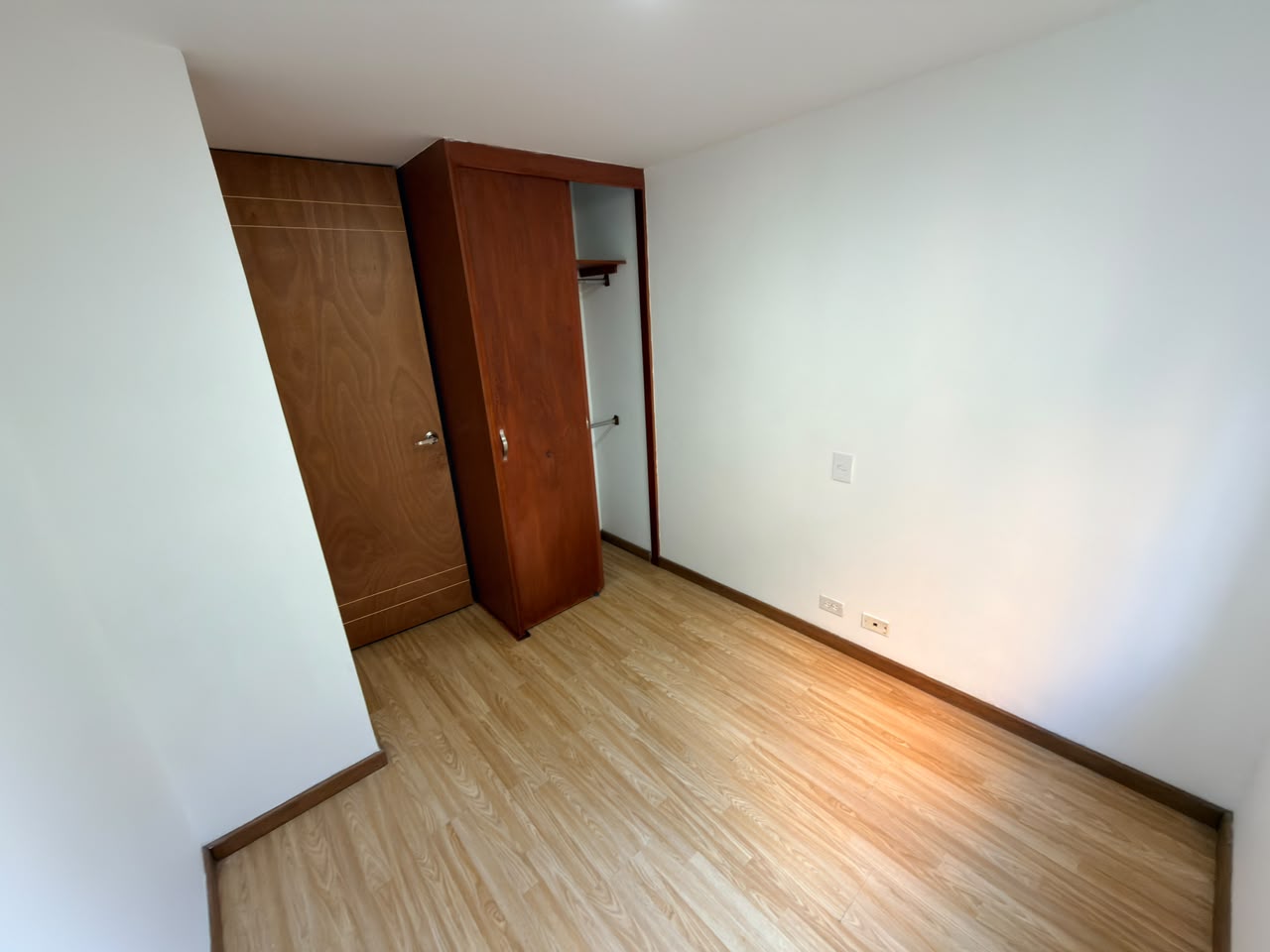ARRIENDO APARTAMENTO EN LOMA DE LOS BERNAL