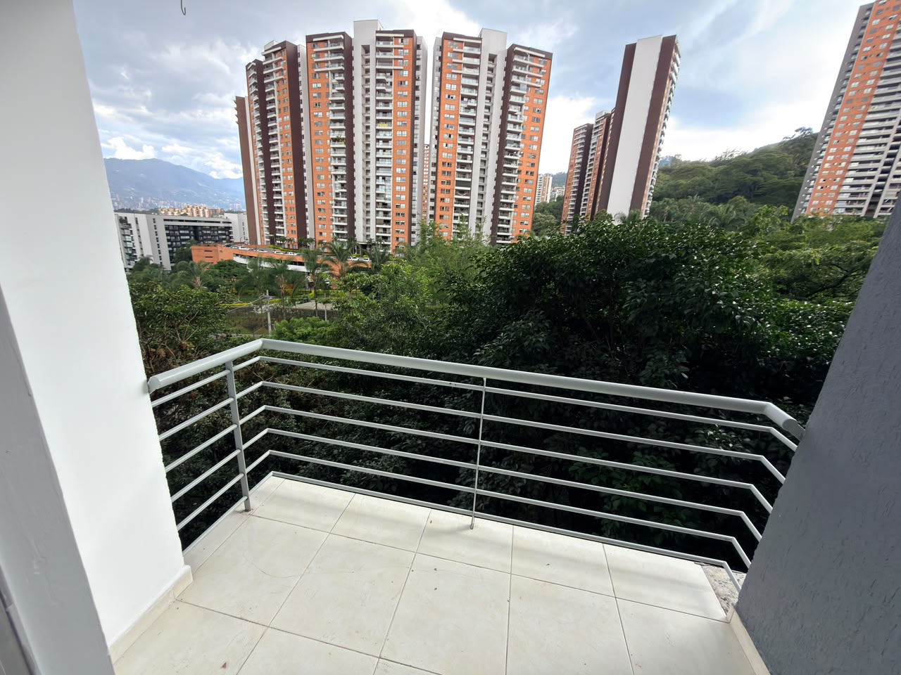 ARRIENDO APARTAMENTO EN LOMA DE LOS BERNAL