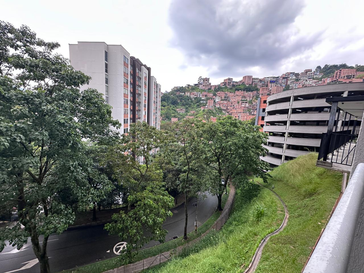 ARRIENDO APARTAMENTO EN LA LOMA DE LOS BERNAL