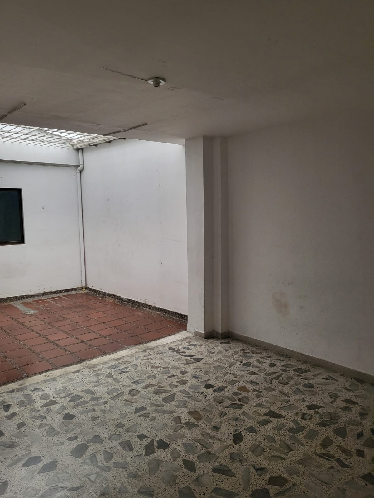 ARRIENDO CASA COMERCIAL EN LA AMERICA