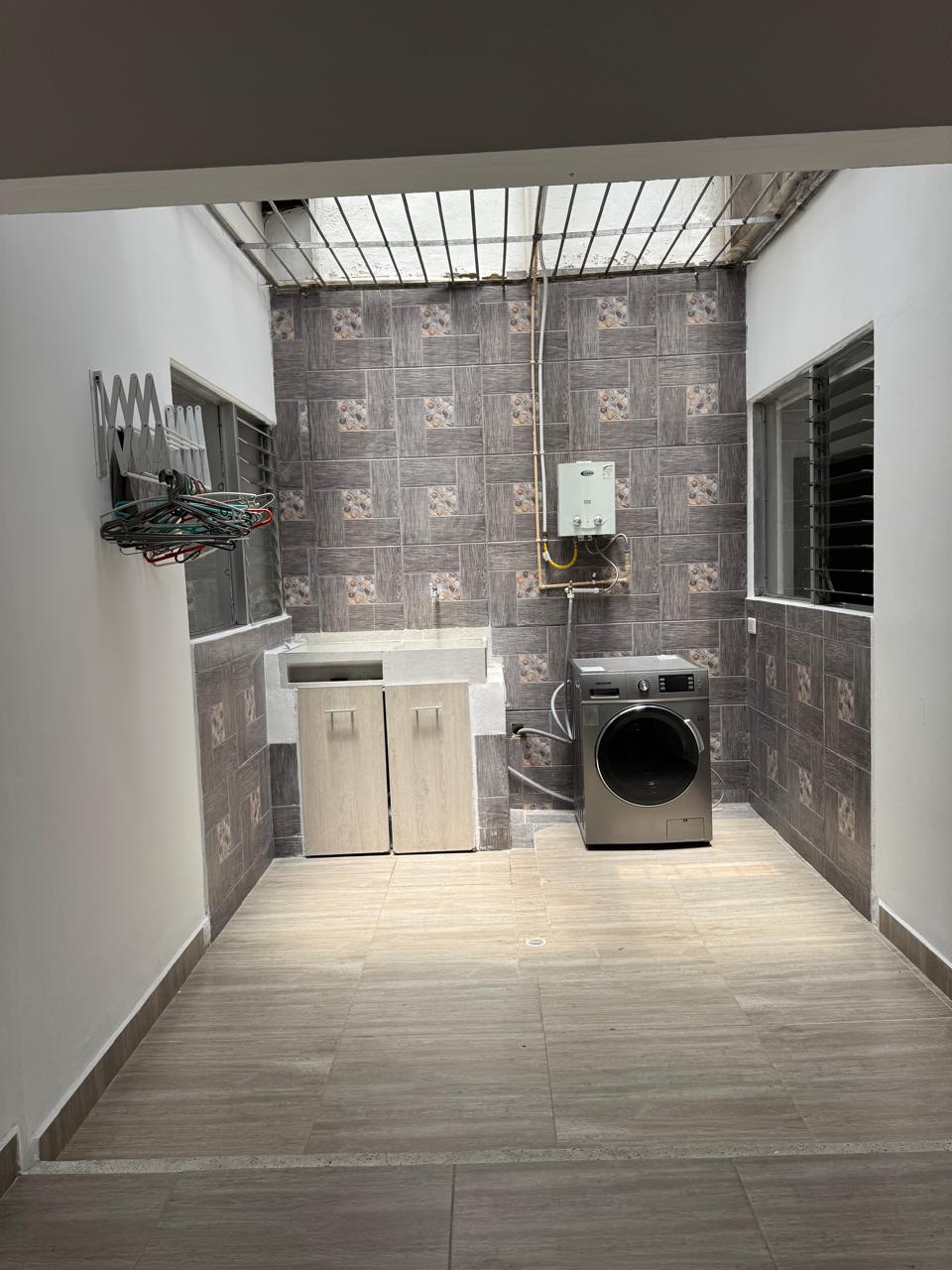 ARRIENDO CASA AMOBLADA EN COLORES