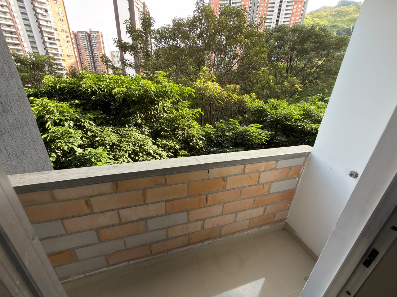 ARRIENDO APARTAMENTO EN LOMA DE LOS BERNAL