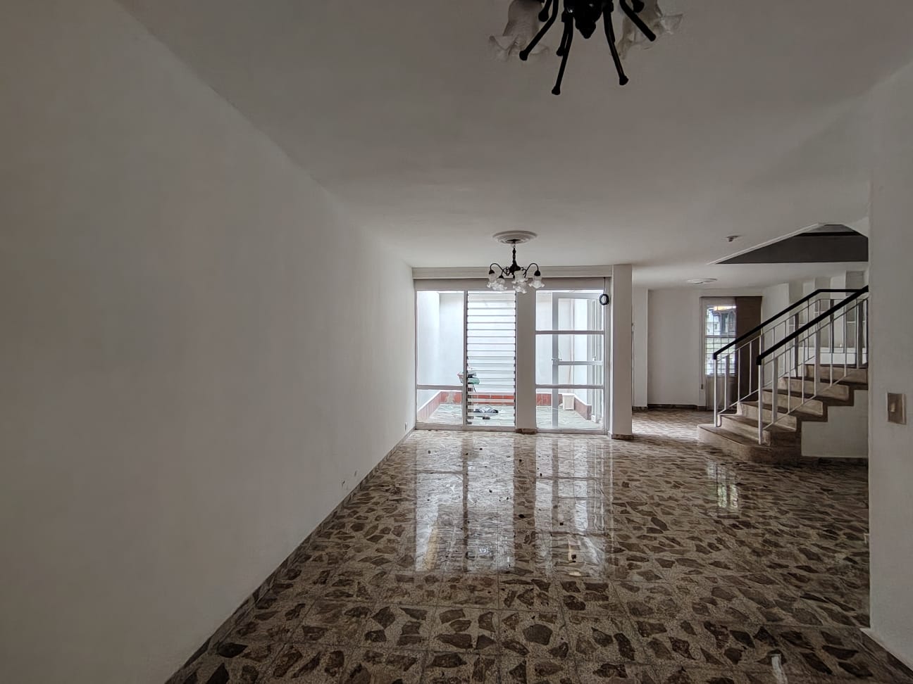 Se arrienda casa en simón bolívar