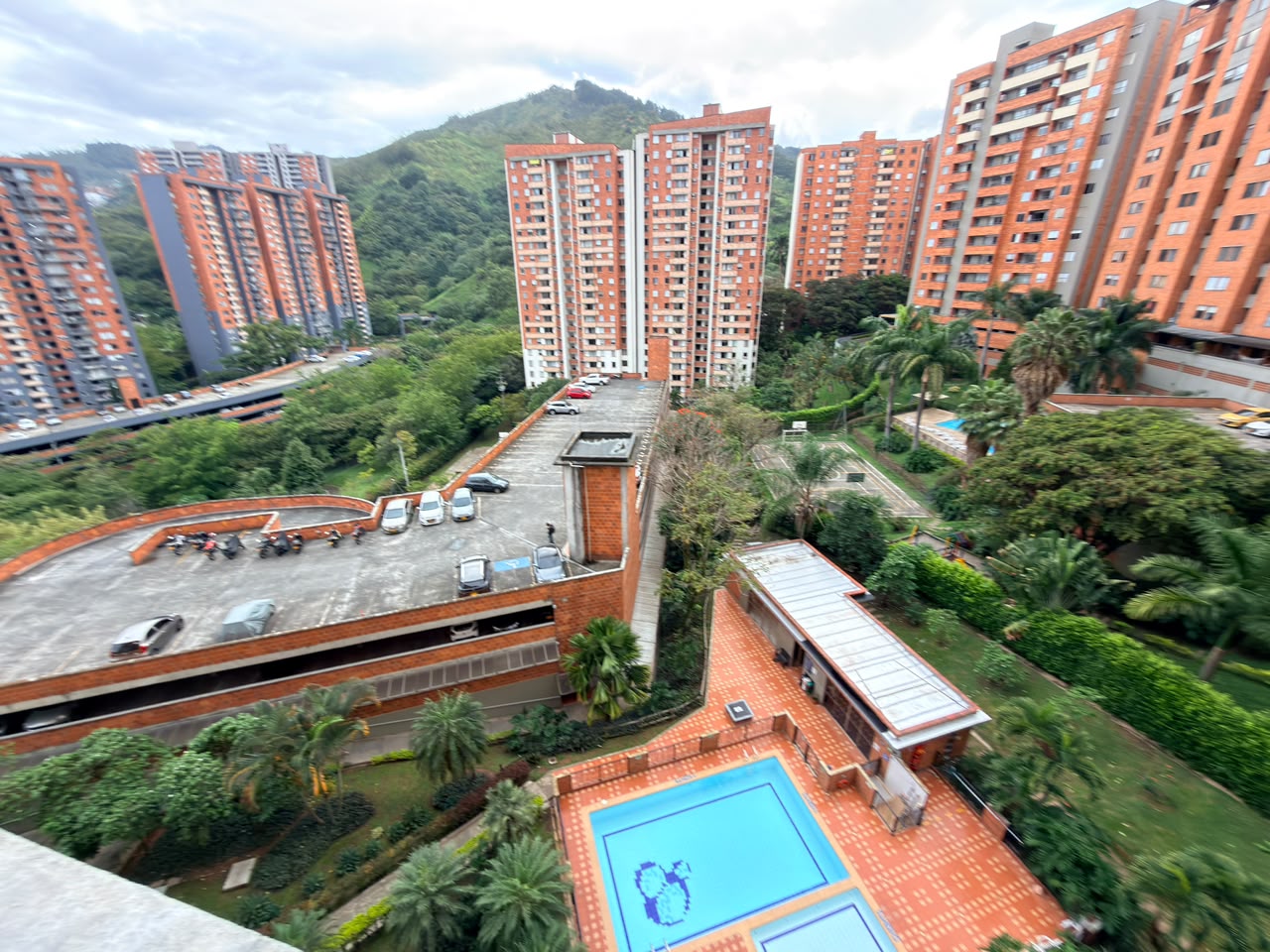 ARRIENDO APARTAMENTO EN LOMA DE LOS BERNAL