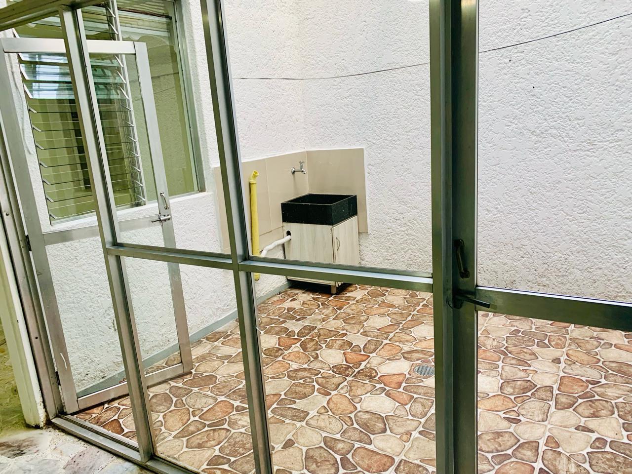 ARRIENDO APARTAESTUDIO EN LA CASTELLANA