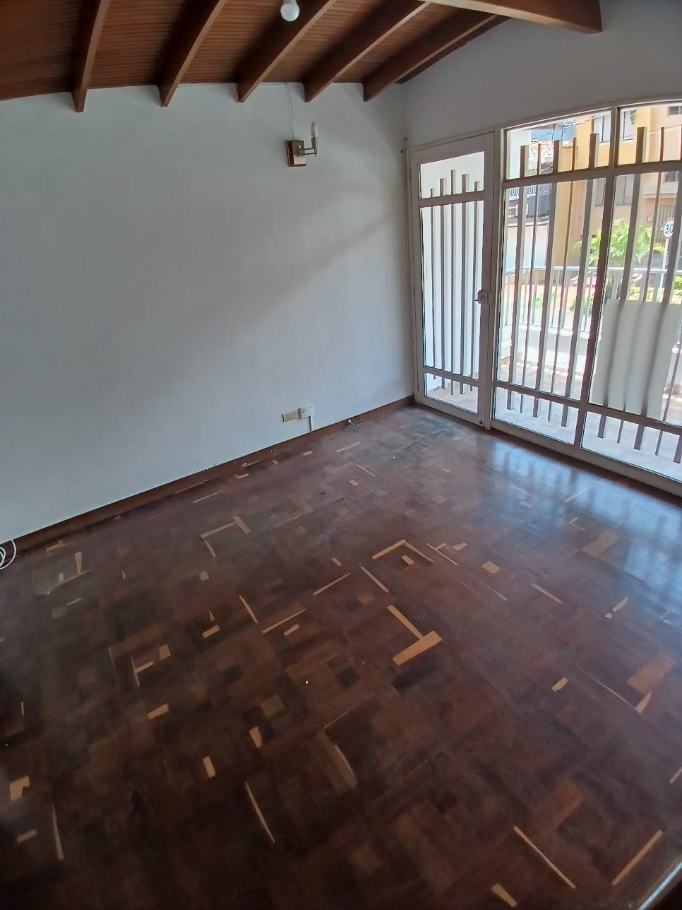 ARRIENDO CASA EN LAURELES