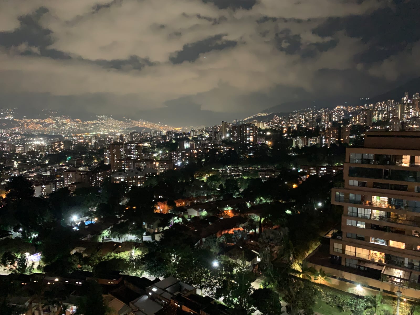 ARRIENDO APARTAMENO EN LA LOMA DE LAS BRUJAS