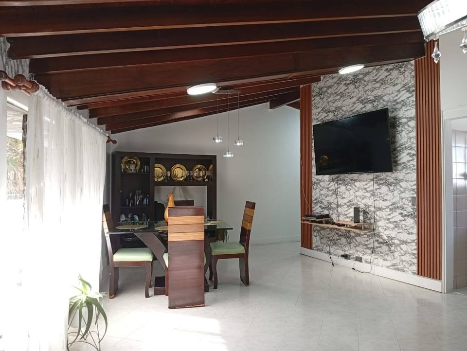 VENDO CASA EN LAURELES