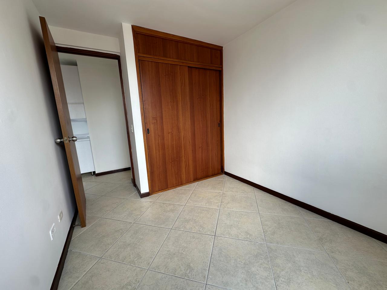 ARRIENDO APARTAMENTO EN LA LOMA DE LOS BERNAL