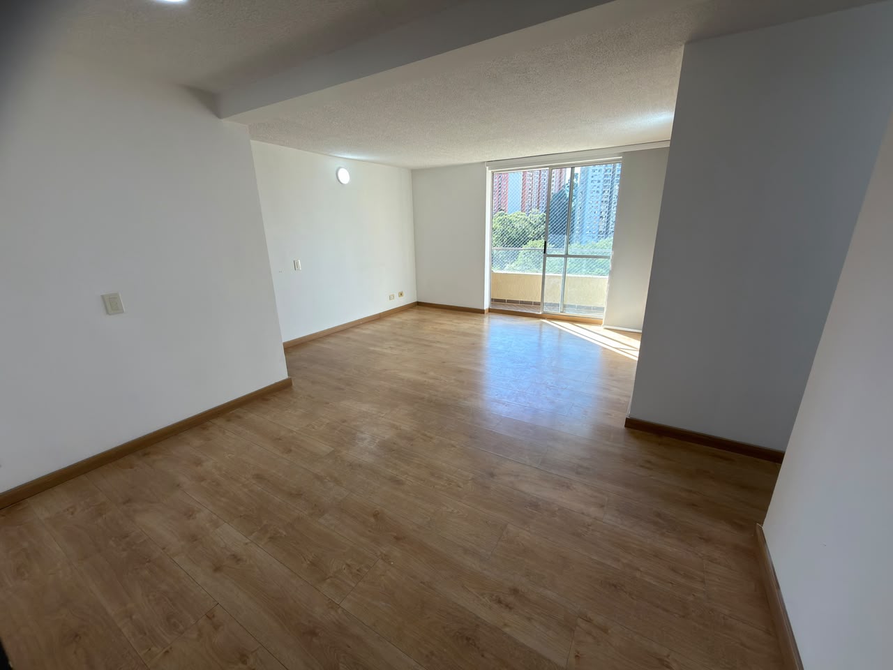 ARRIENDO APARTAMENTO EN LA LOMA DE LOS BERNAL
