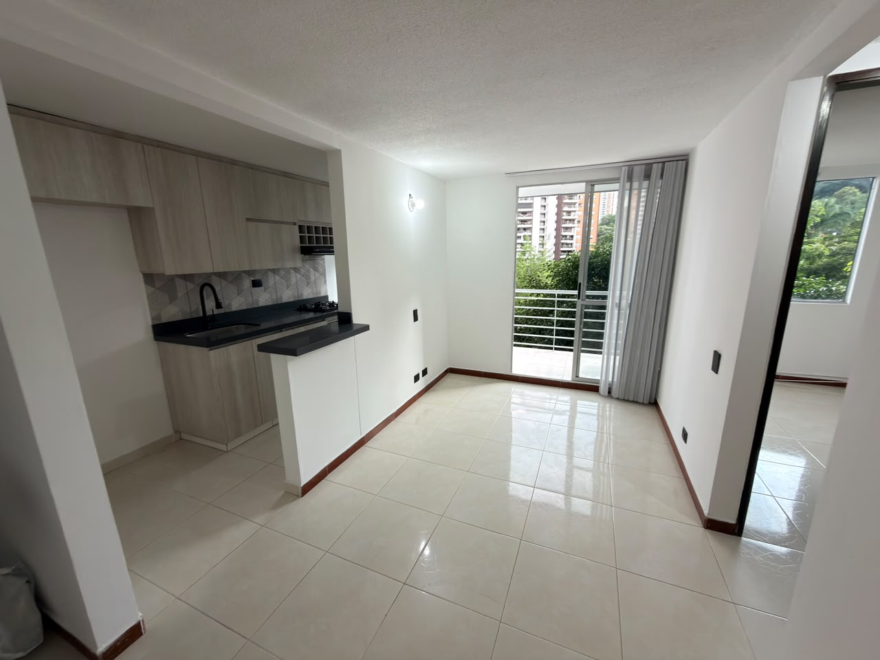 ARRIENDO APARTAMENTO EN LOMA DE LOS BERNAL
