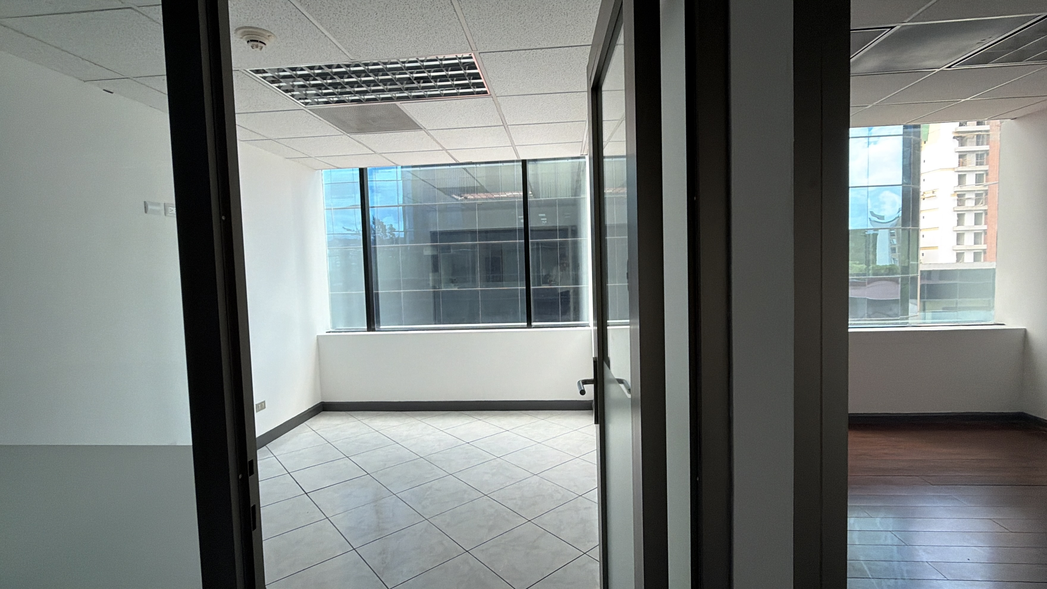 Oficina en Alquiler / Venta Edificio Europlaza, zona 14 - Miniatura 7