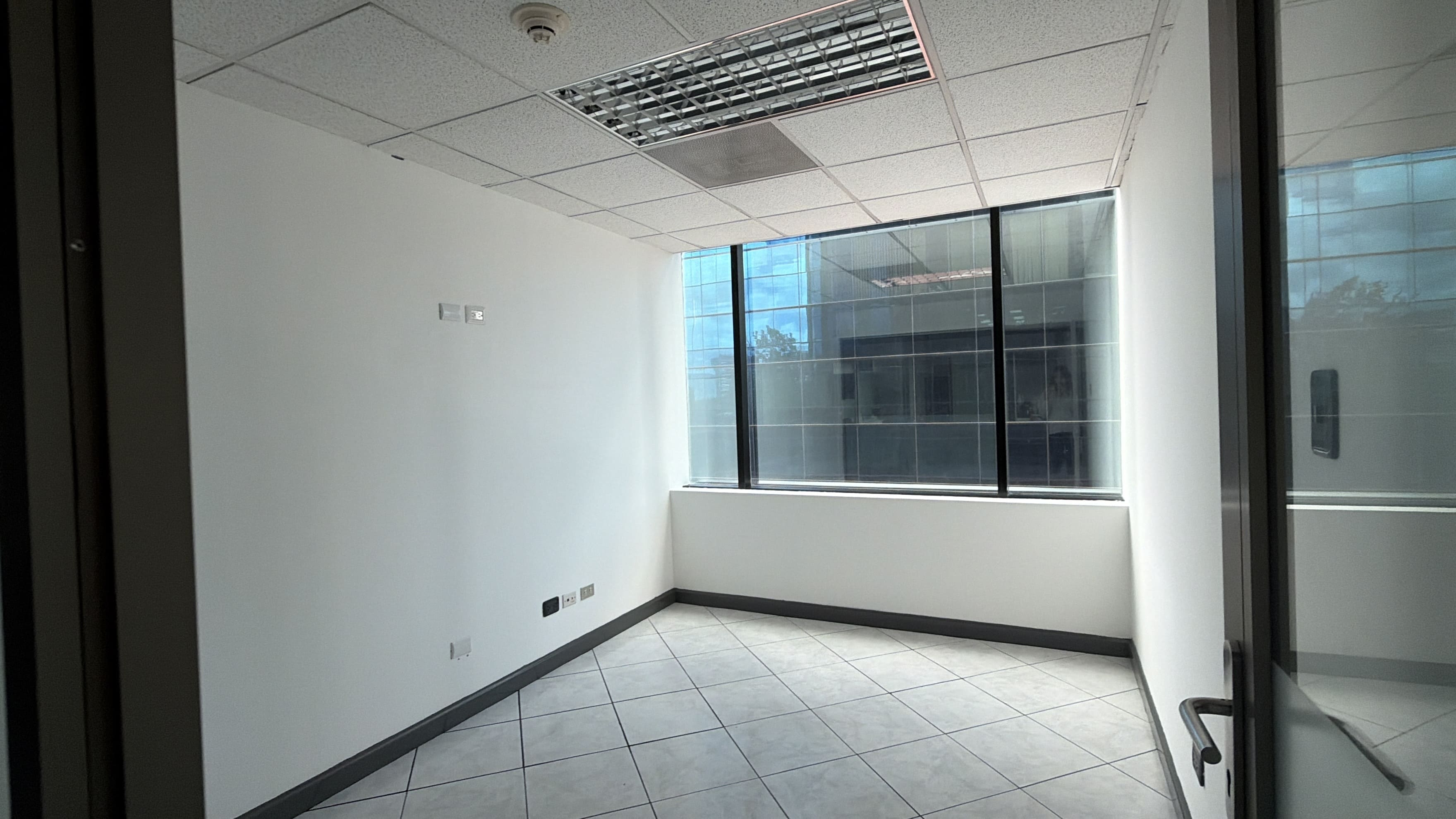 Oficina en Alquiler / Venta Edificio Europlaza, zona 14 - Miniatura 8