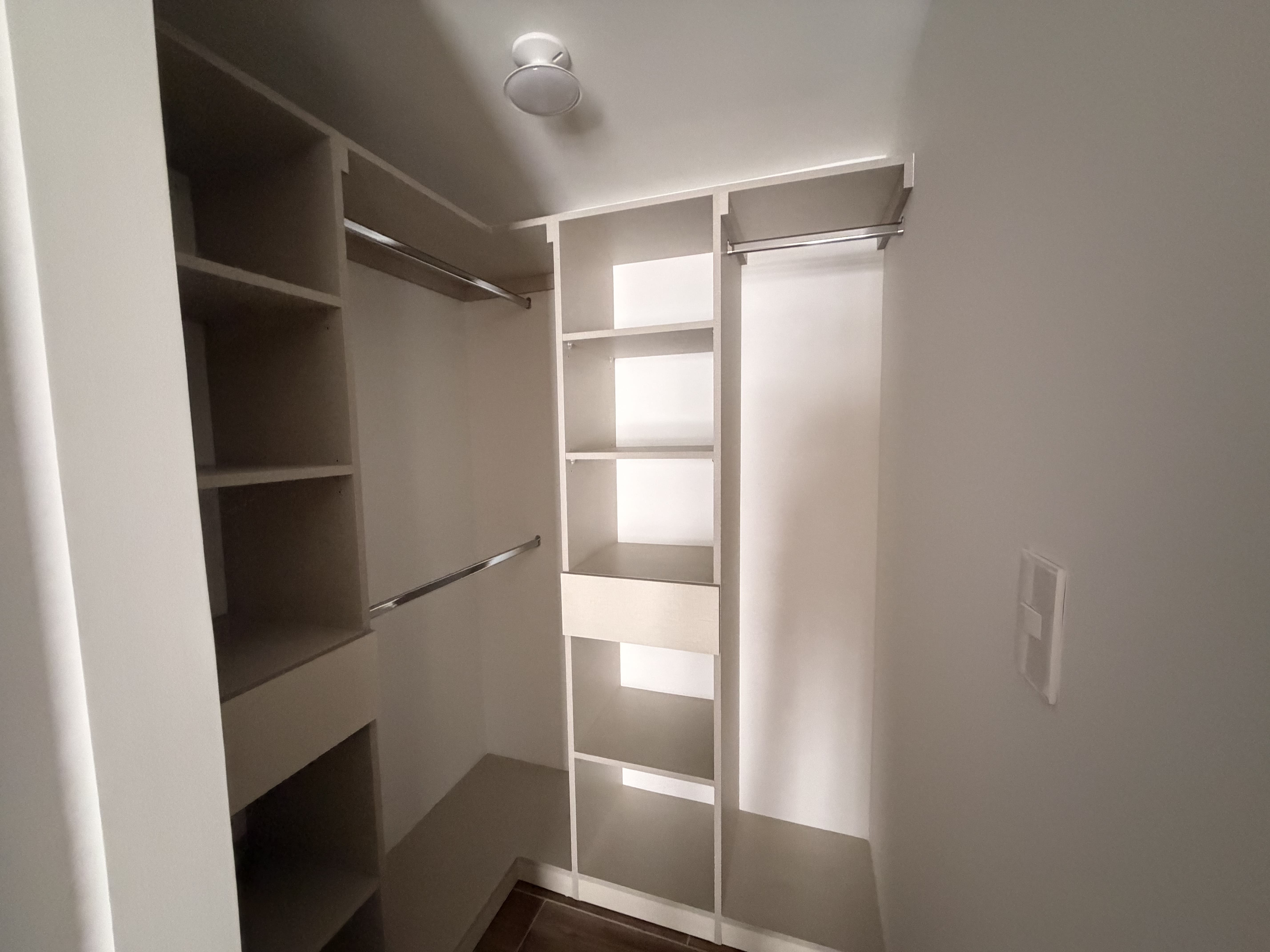 Apartamento en Alquiler Edificio Modra, zona 4 - Image 4