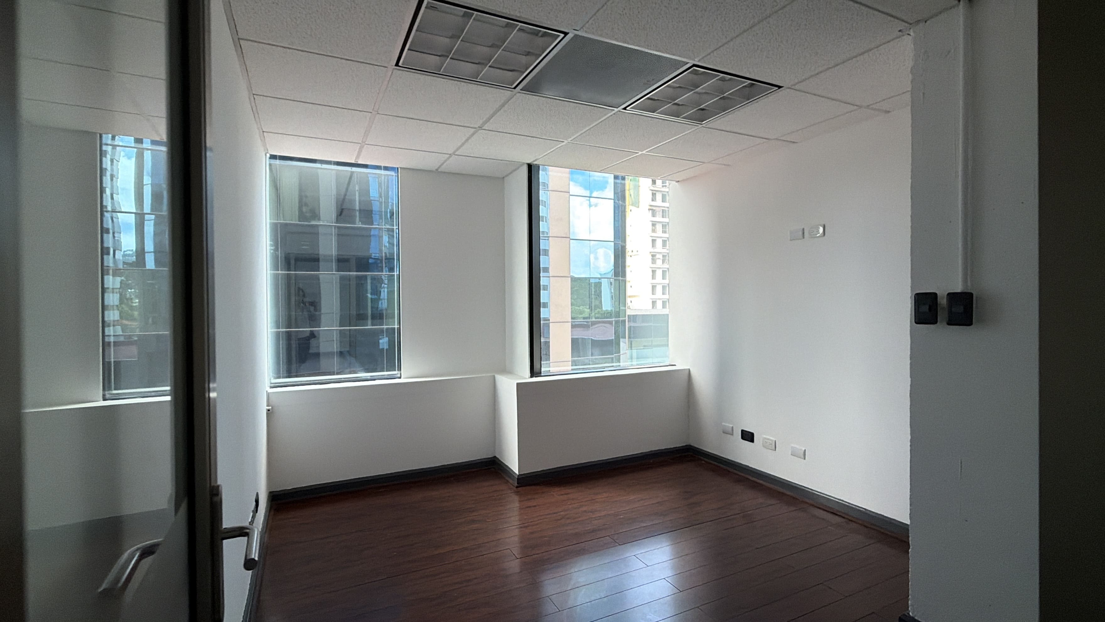 Oficina en Alquiler / Venta Edificio Europlaza, zona 14 - Miniatura 9