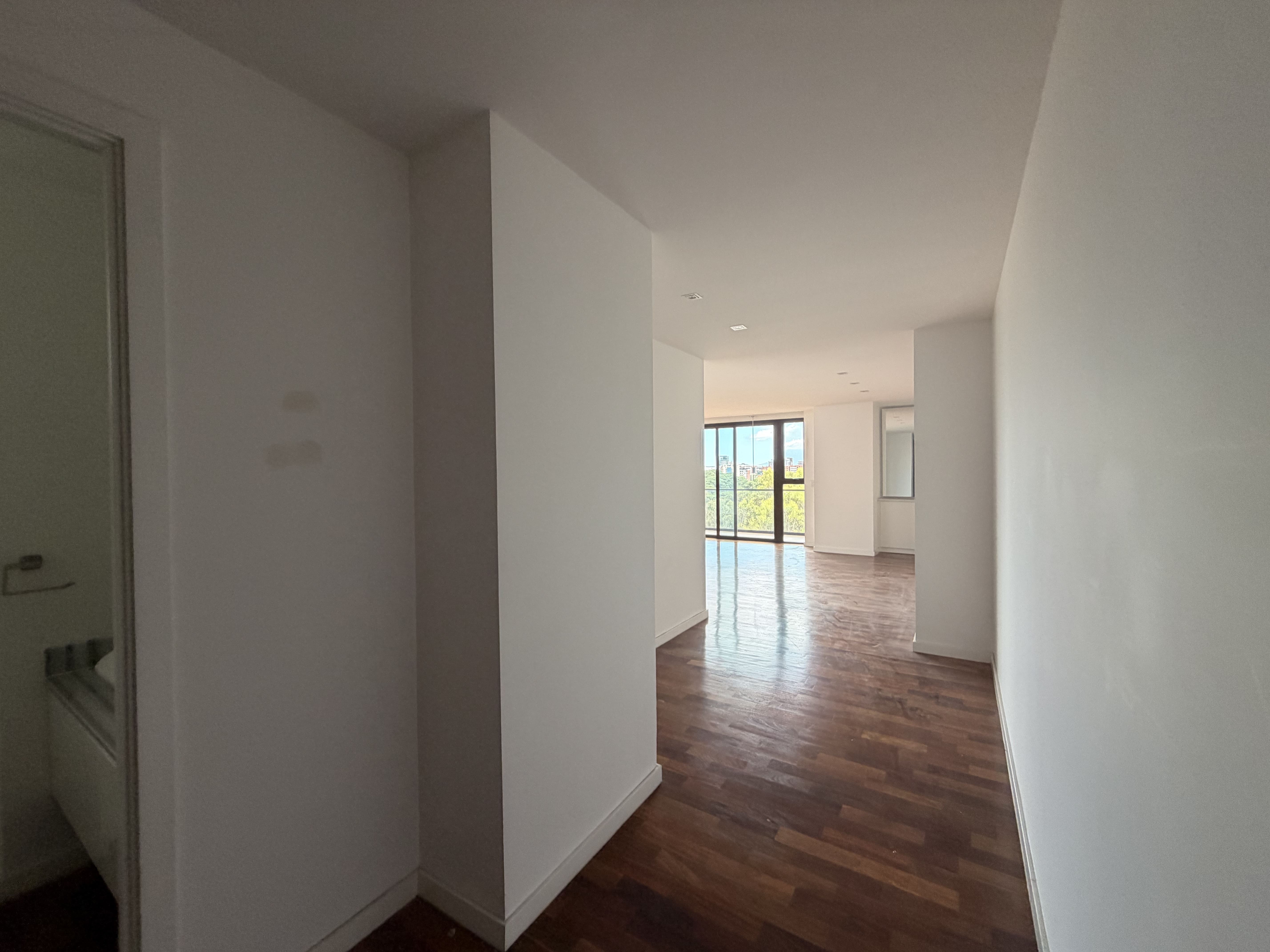 Apartamento en Alquiler Edificio Lucca, zona 10 - Image 2