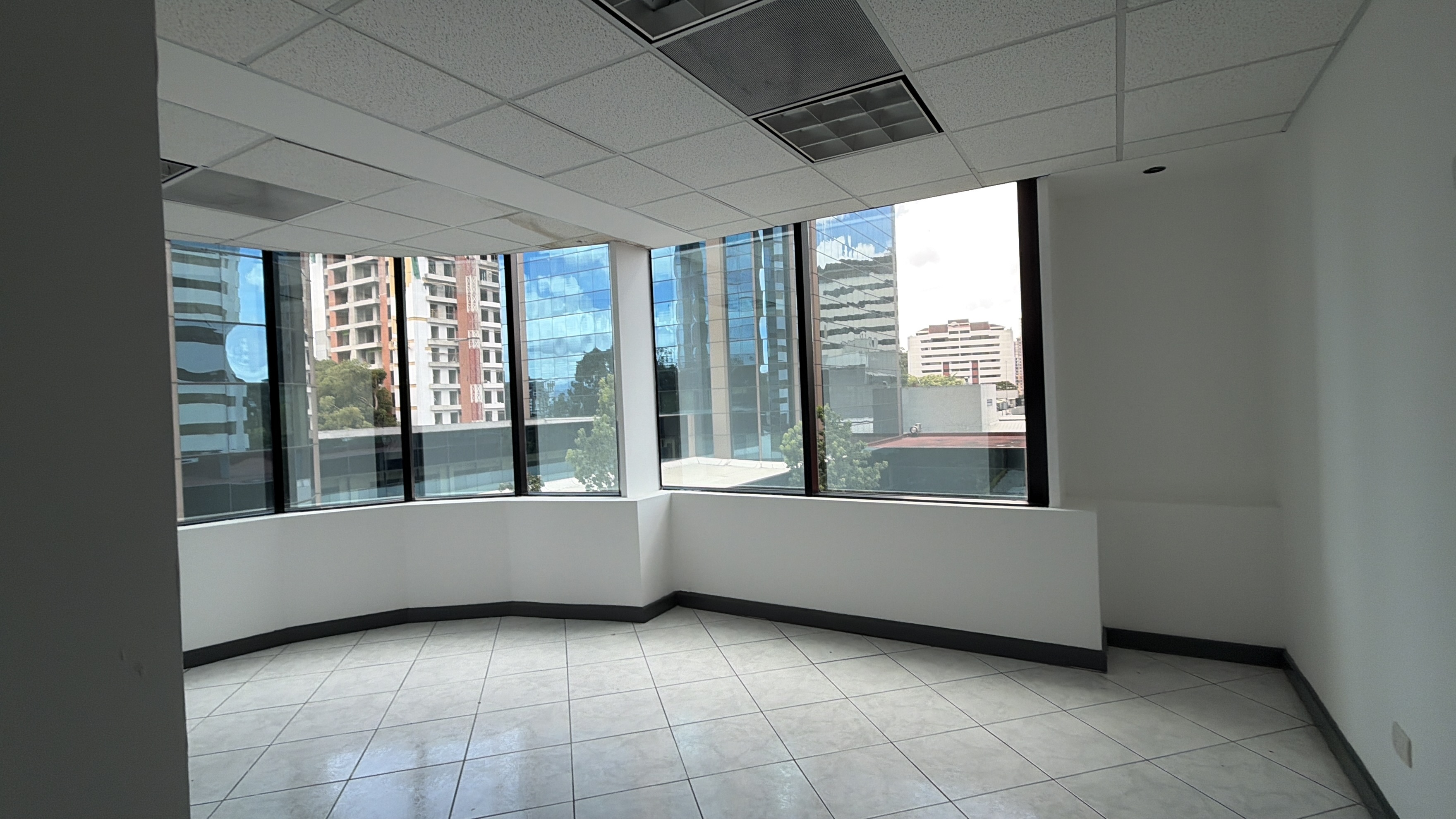 Oficina en Alquiler / Venta Edificio Europlaza, zona 14 - Image 5
