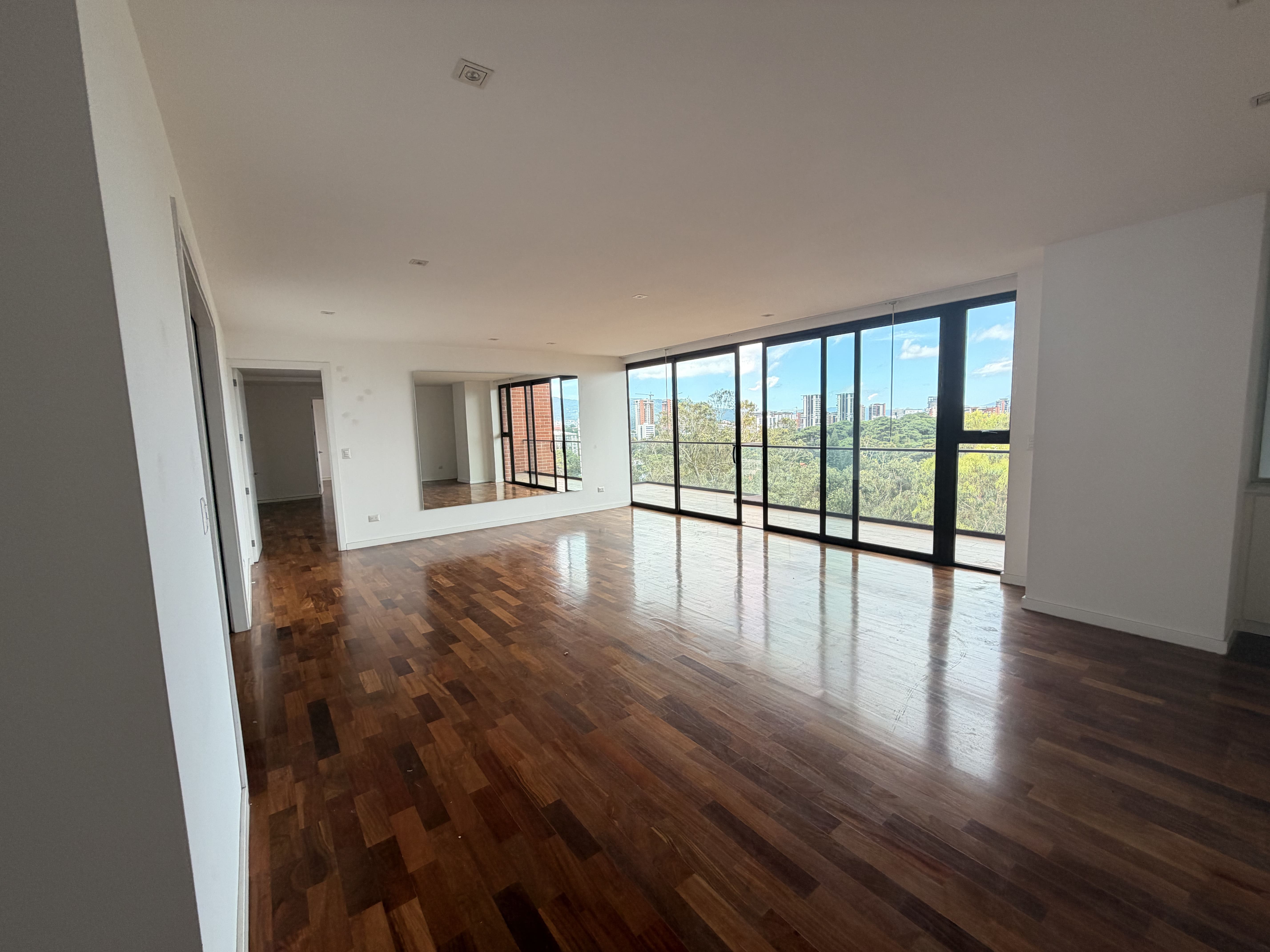 Apartamento en Alquiler Edificio Lucca, zona 10 - Image 1