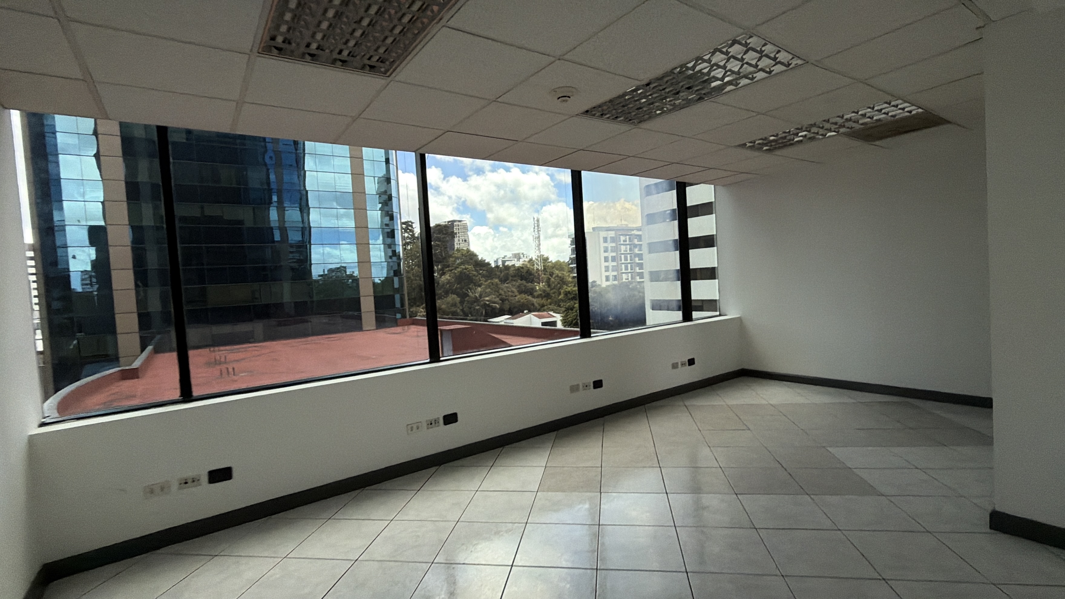 Oficina en Alquiler / Venta Edificio Europlaza, zona 14 - Miniatura 11