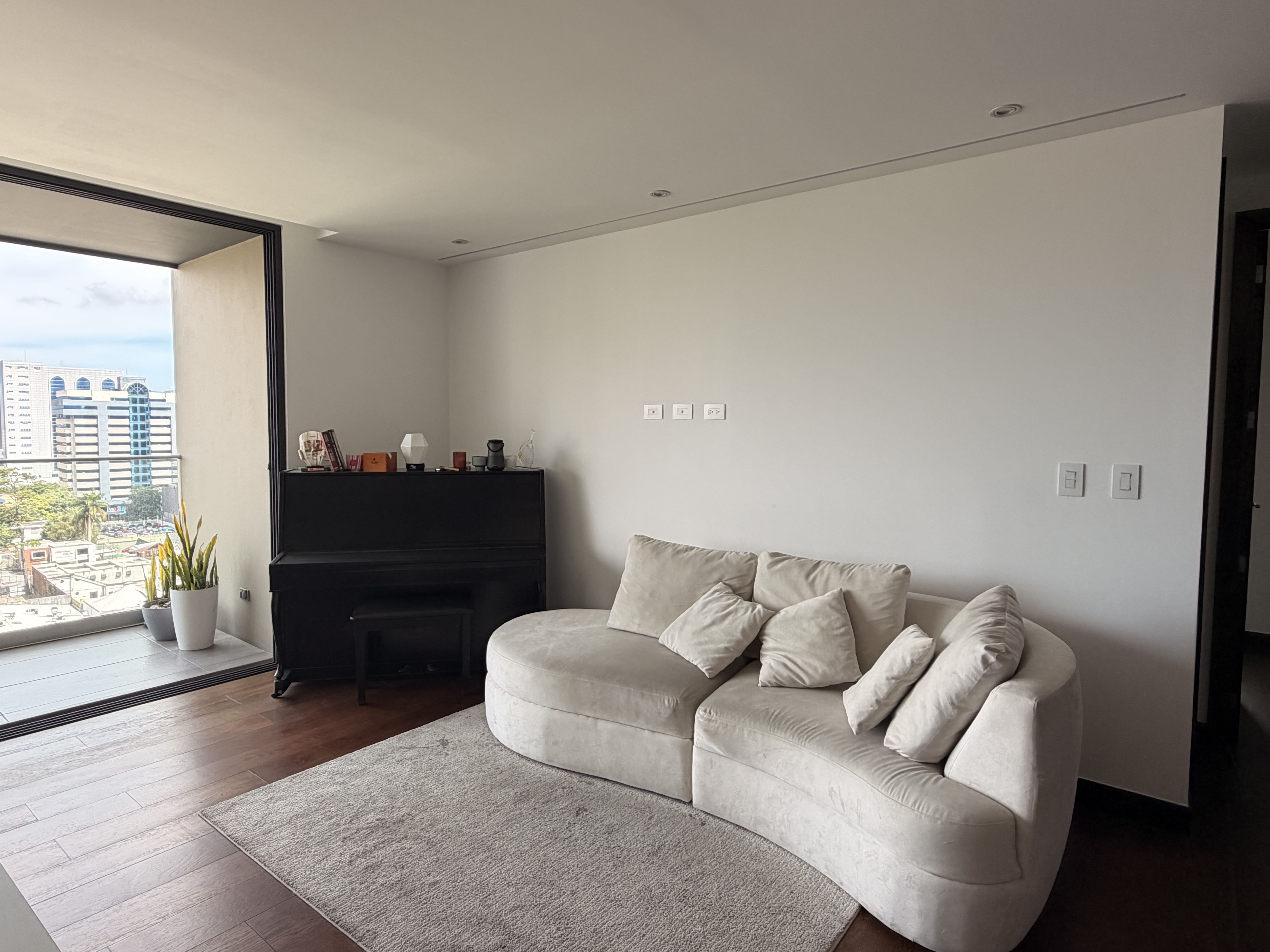 Apartamento en Alquiler Edificio Vasanta, zona 10 N12 - Image 5
