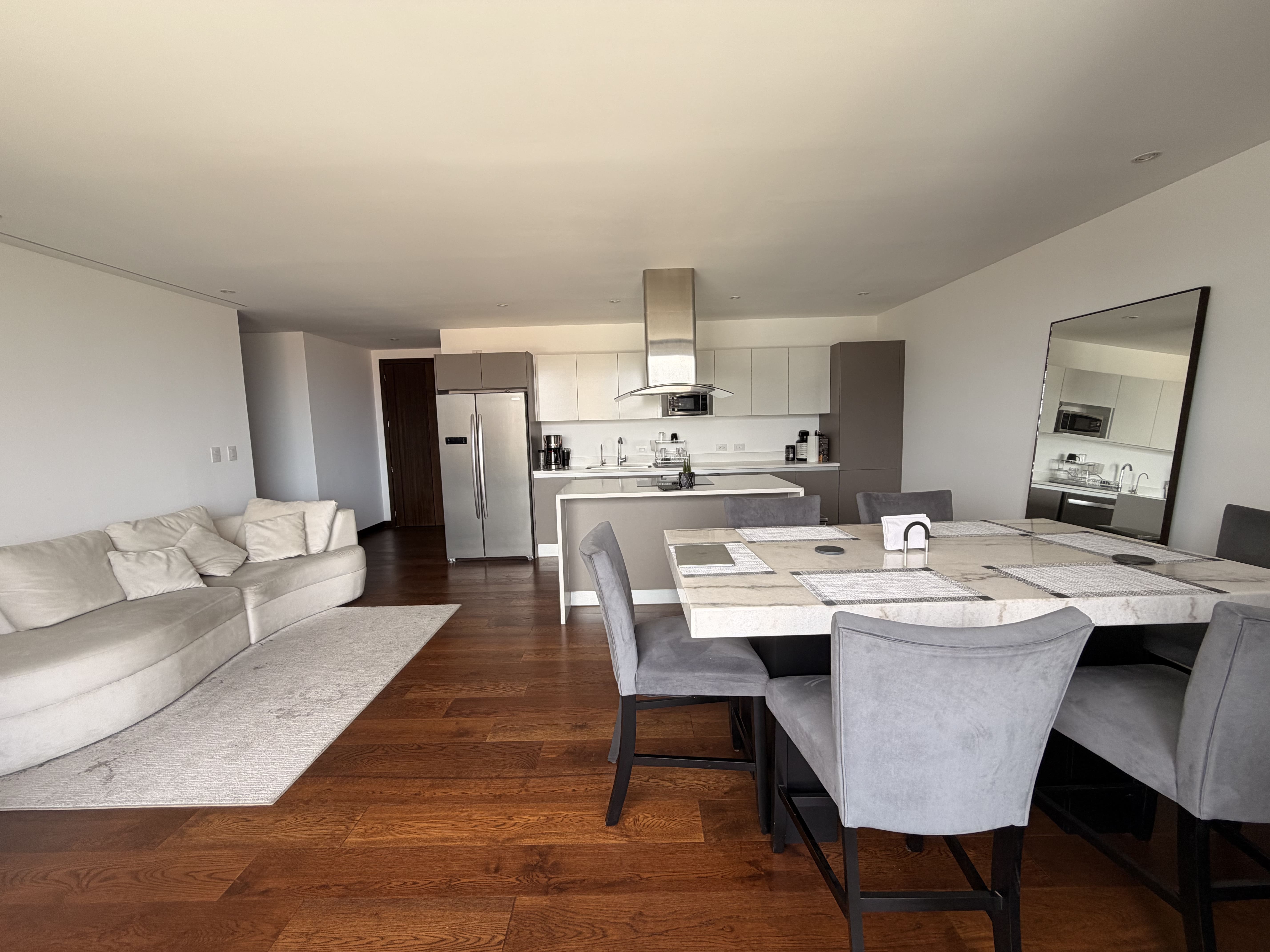 Apartamento en Alquiler Edificio Vasanta, zona 10 N12 - Image 2