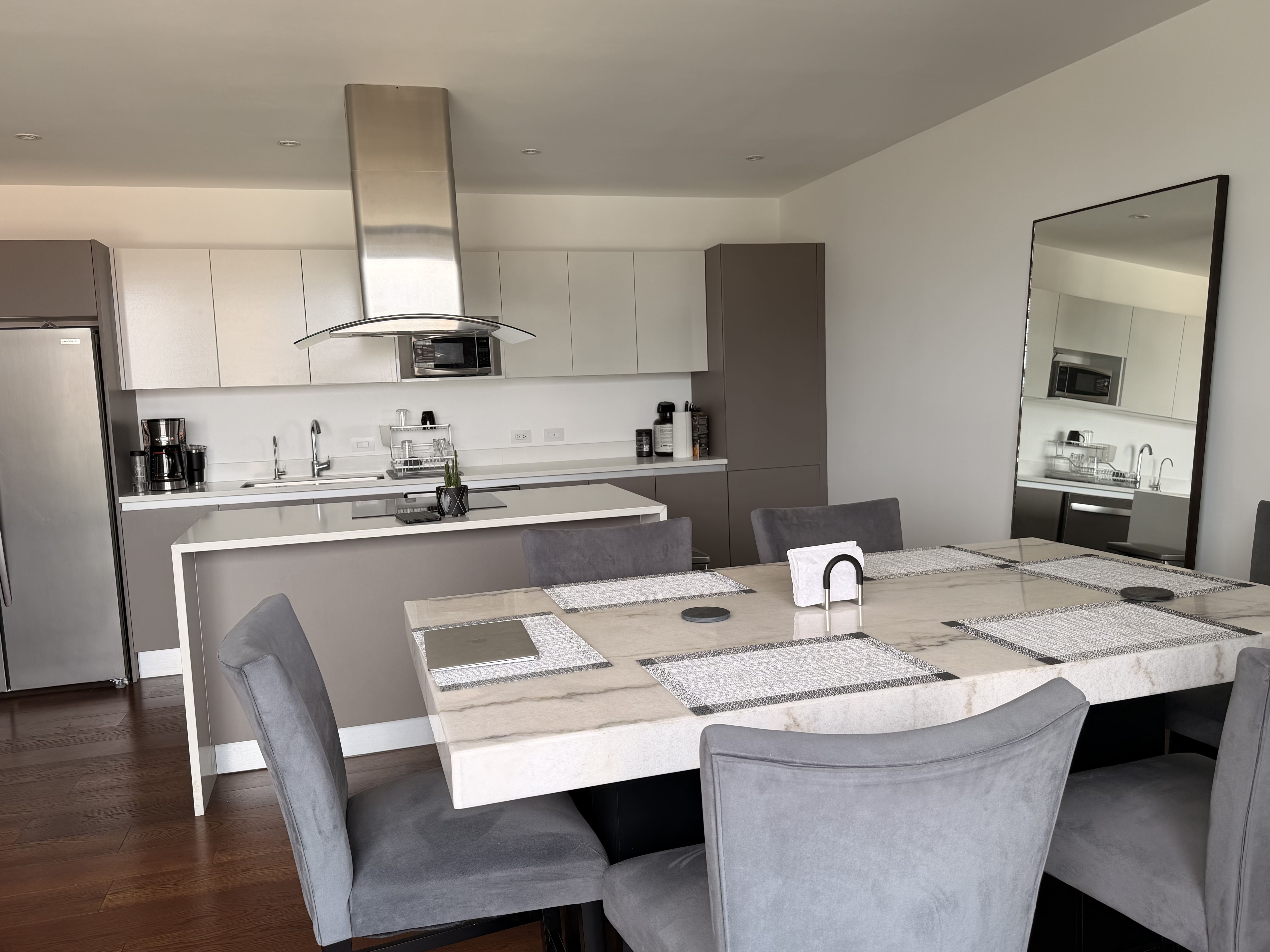 Apartamento en Alquiler Edificio Vasanta, zona 10 N12 - Image 3