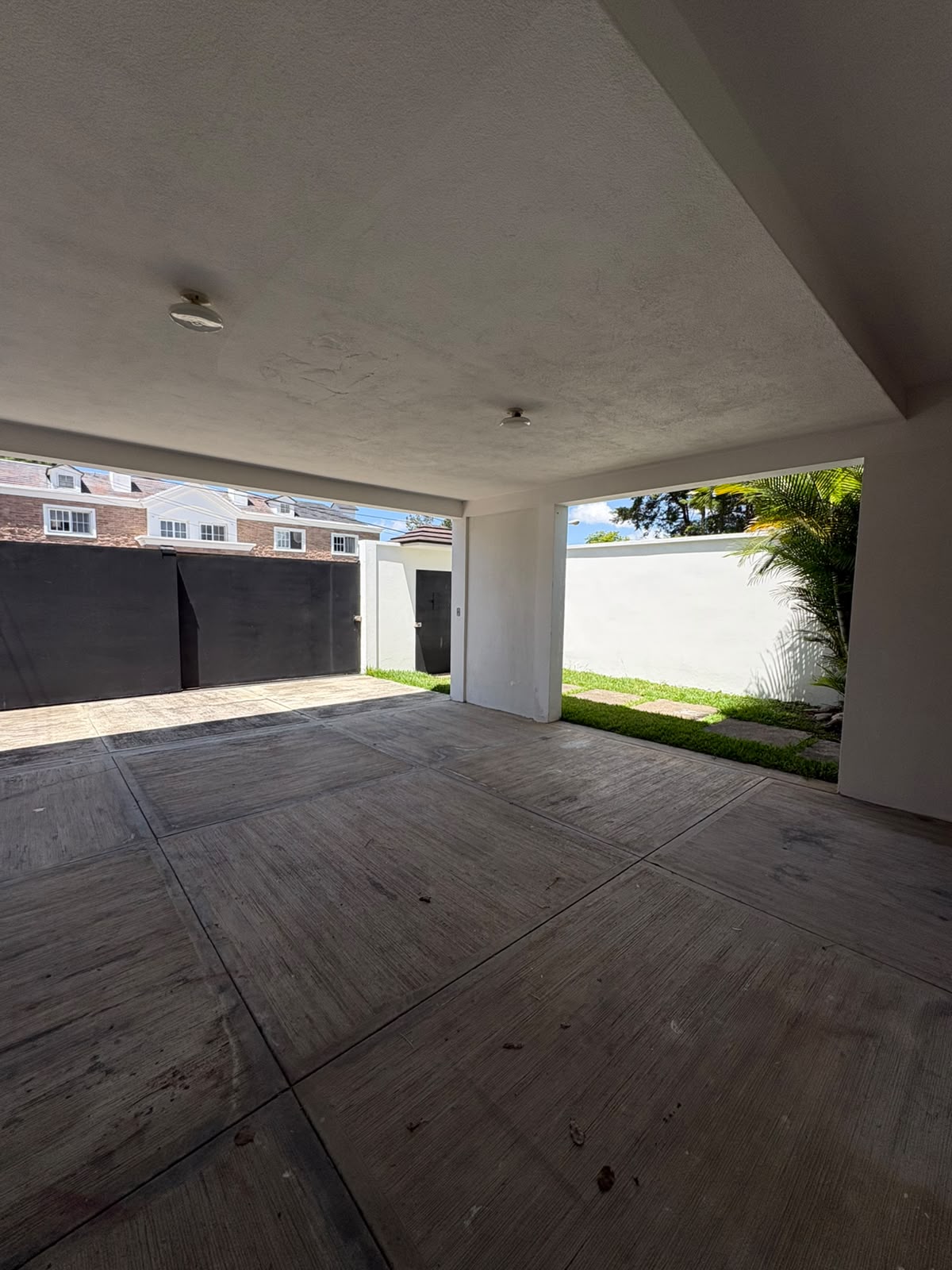 Casa en Alquiler Jardines de San Isidro, zona 16 - Image 1