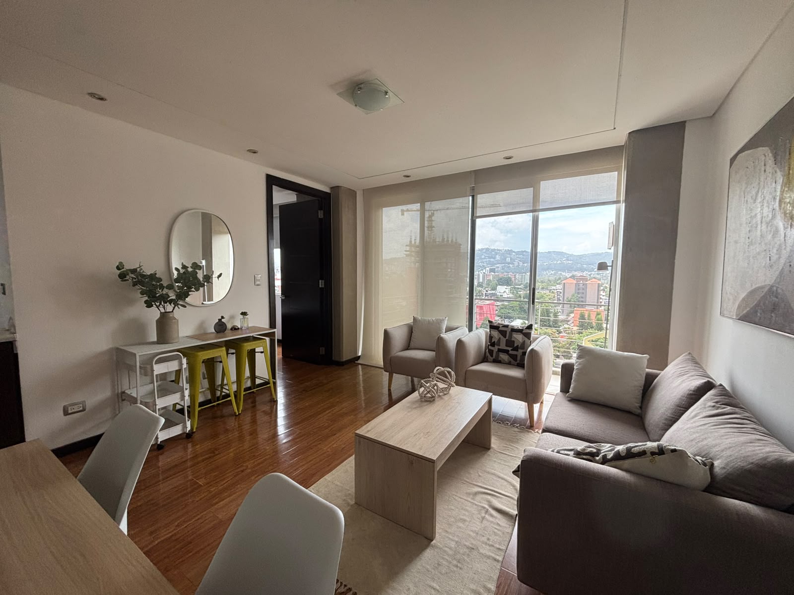 Apartamento en Alquiler Edificio Torre 14, zona 14 - Miniatura 2