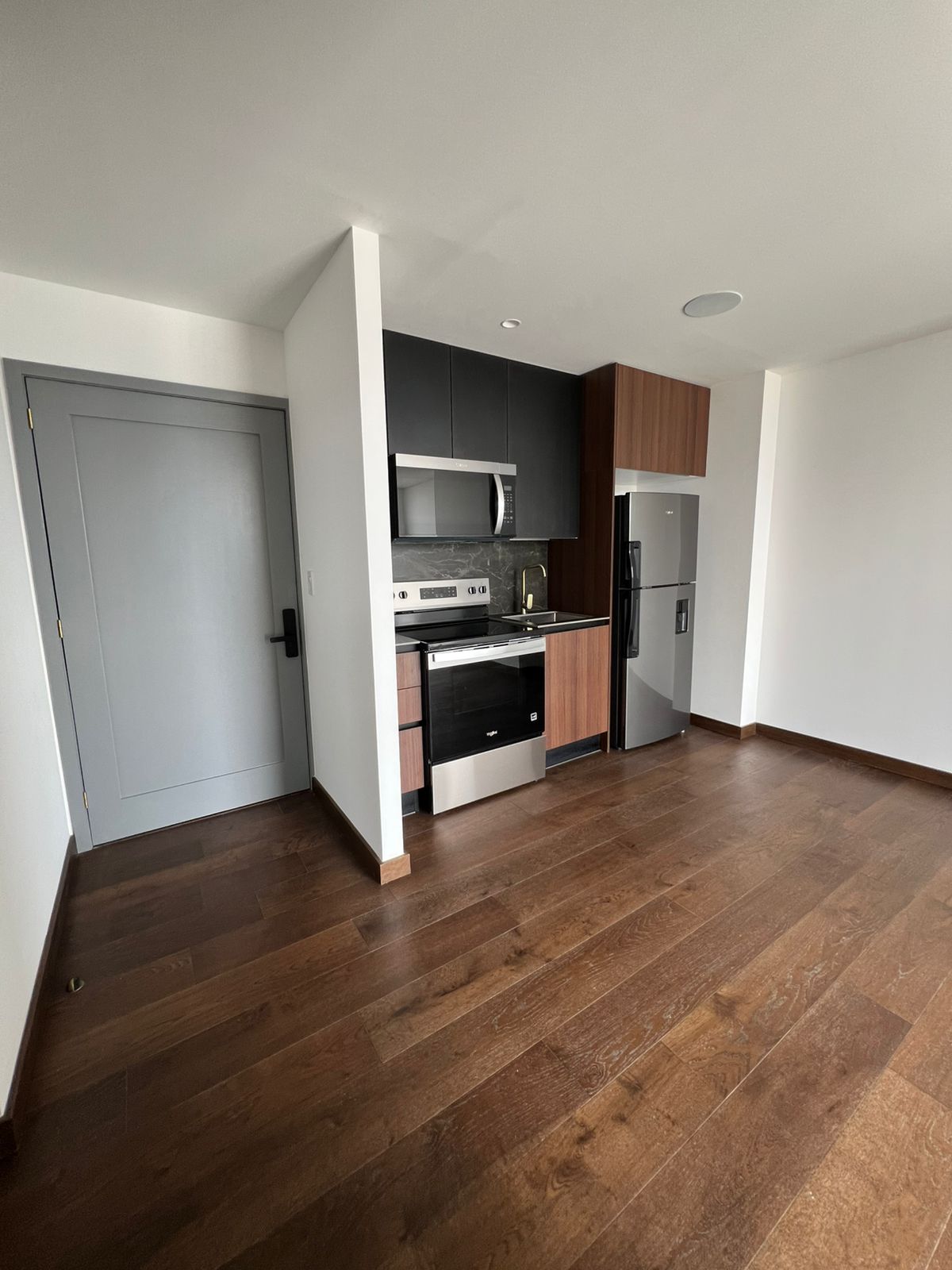 Apartamento en Alquiler Edificio Atarah, zona 10 - Image 1