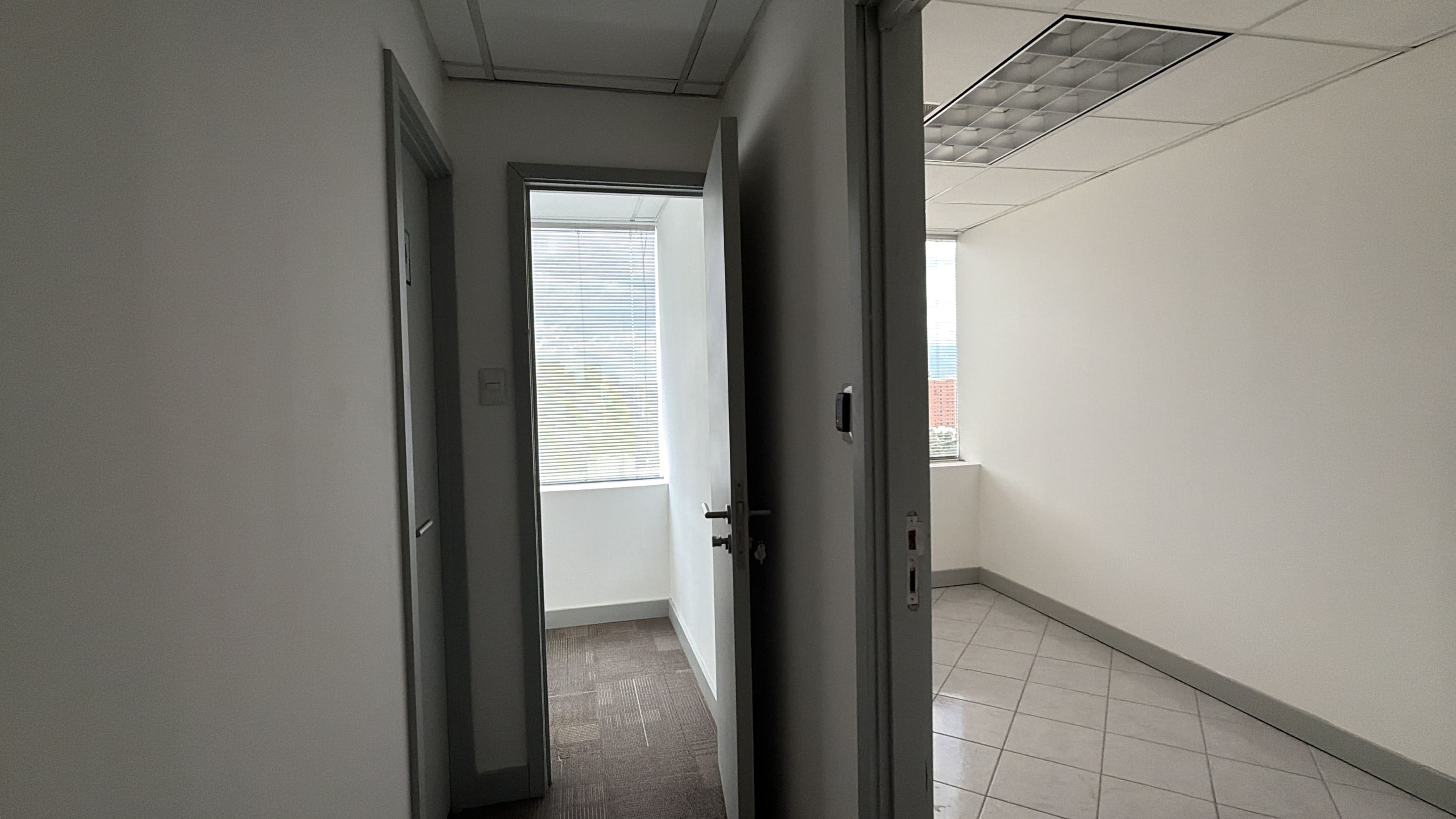 Oficina en Alquiler / Venta Edificio Europlaza, zona 14 - Image 4