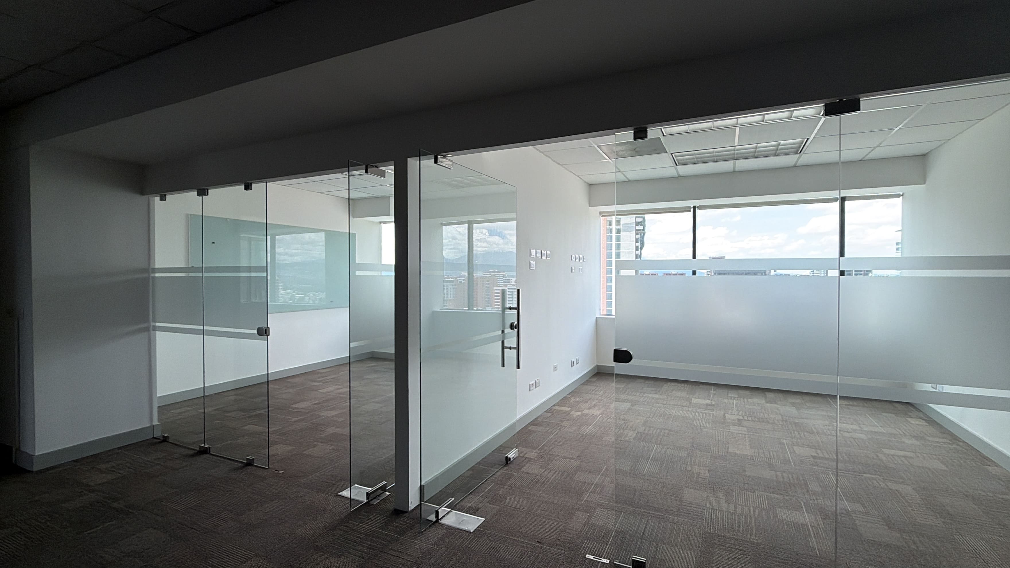 Oficina en Alquiler / Venta Edificio Europlaza, zona 14 - Miniatura 6