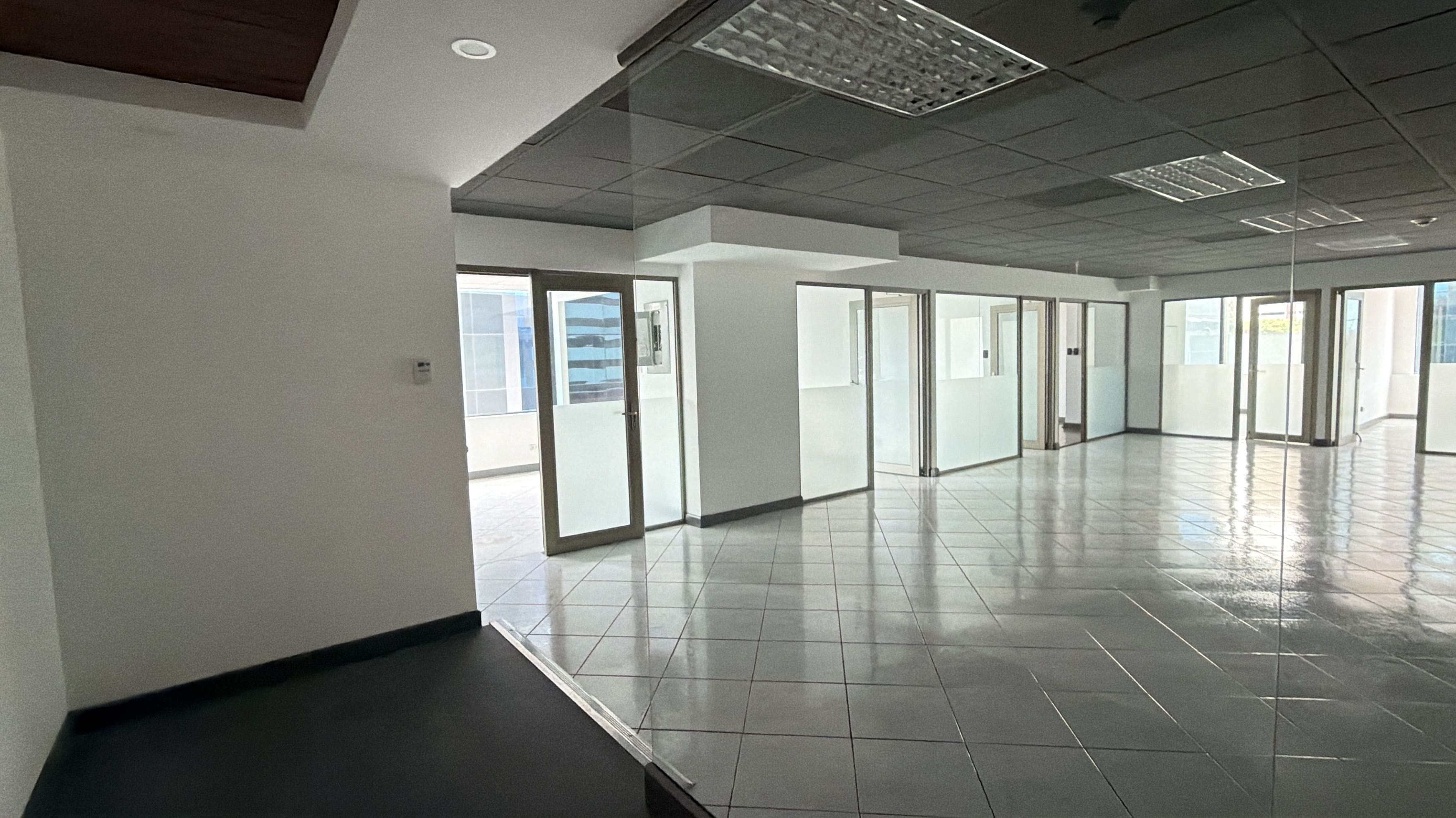 Oficina en Alquiler / Venta Edificio Europlaza, zona 14 - Image 3