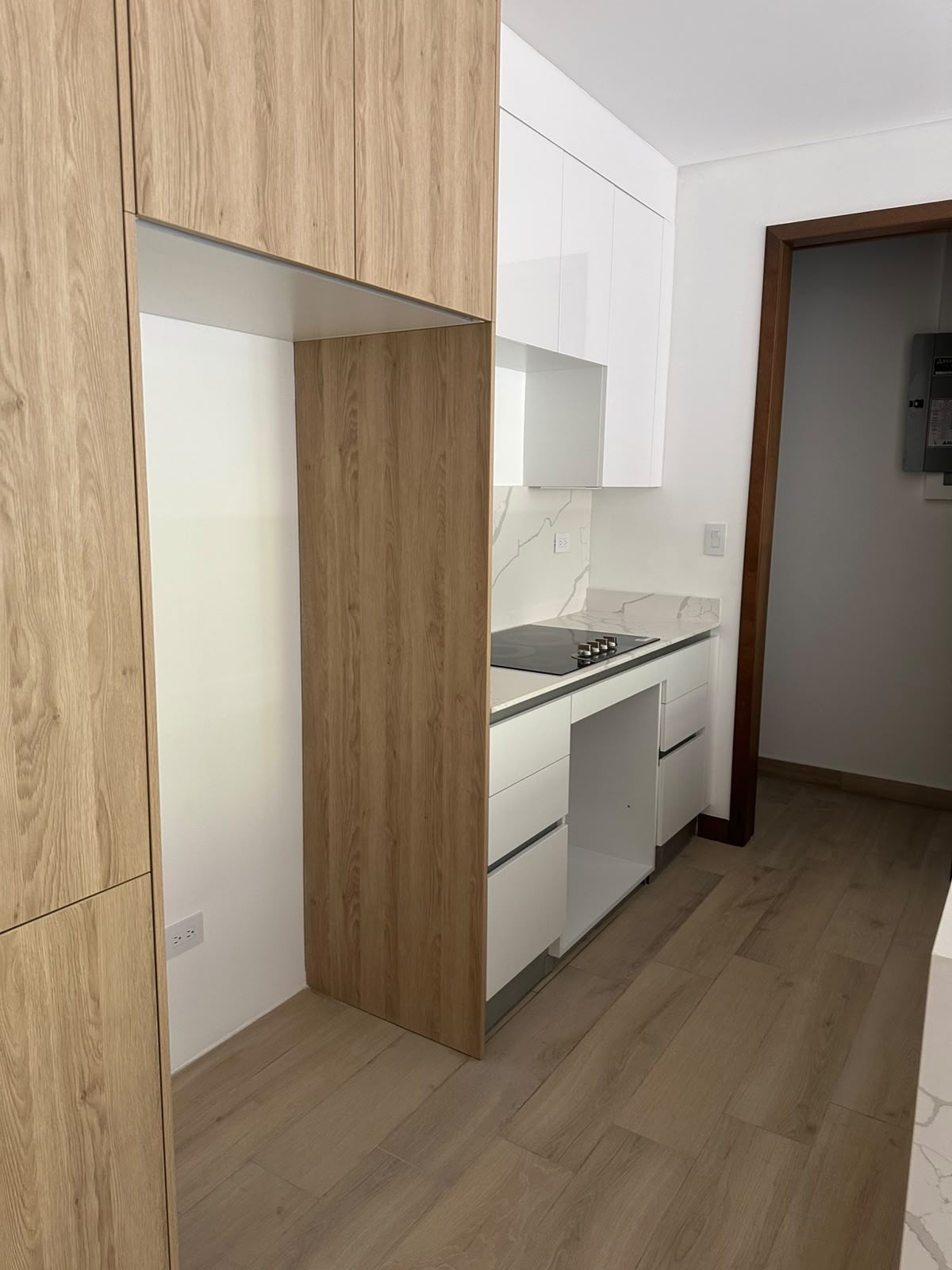 Apartamento en Alquiler Edificio Ferré Diez, zona 10 - Image 4