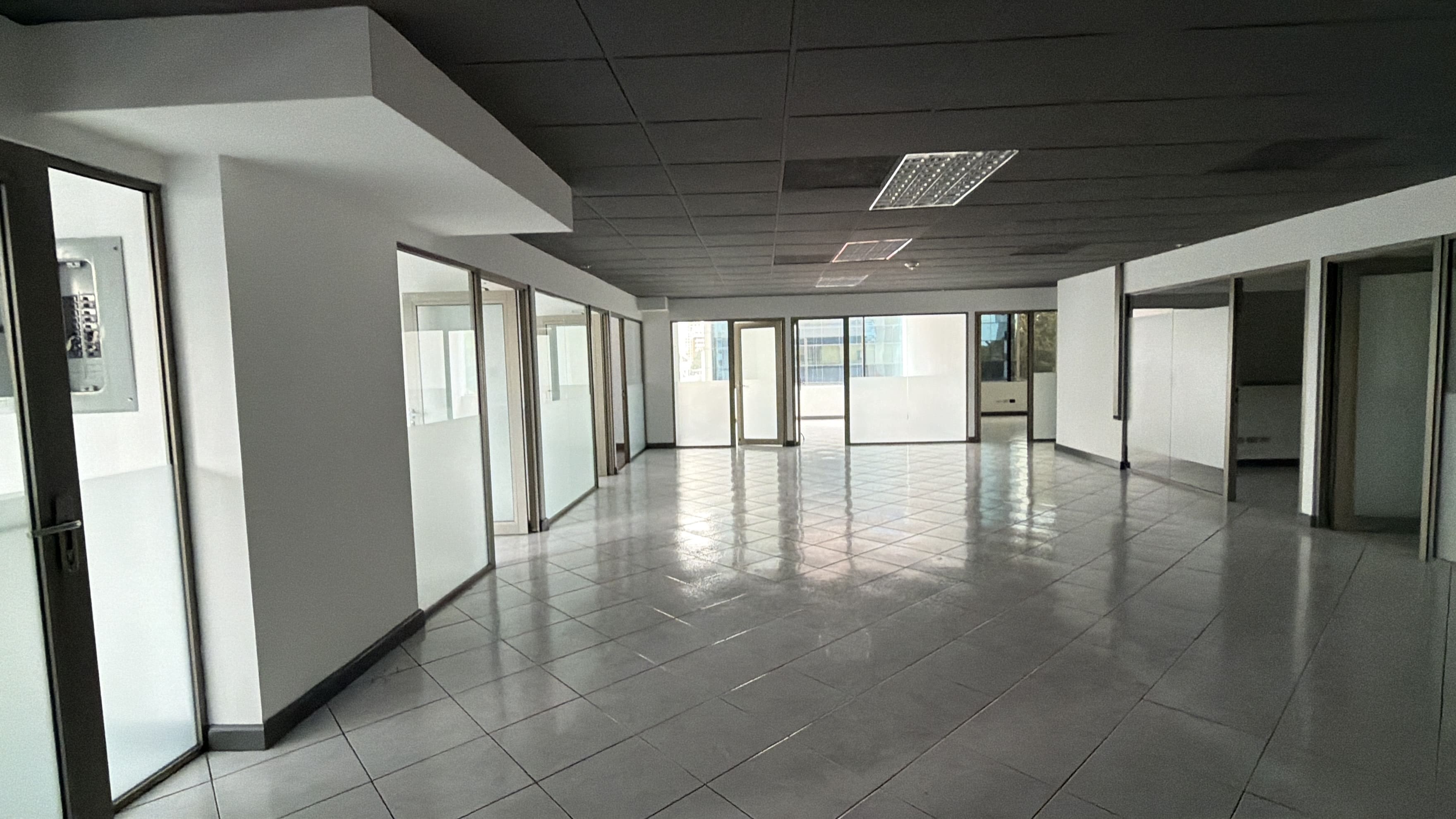 Oficina en Alquiler / Venta Edificio Europlaza, zona 14 - Image 2