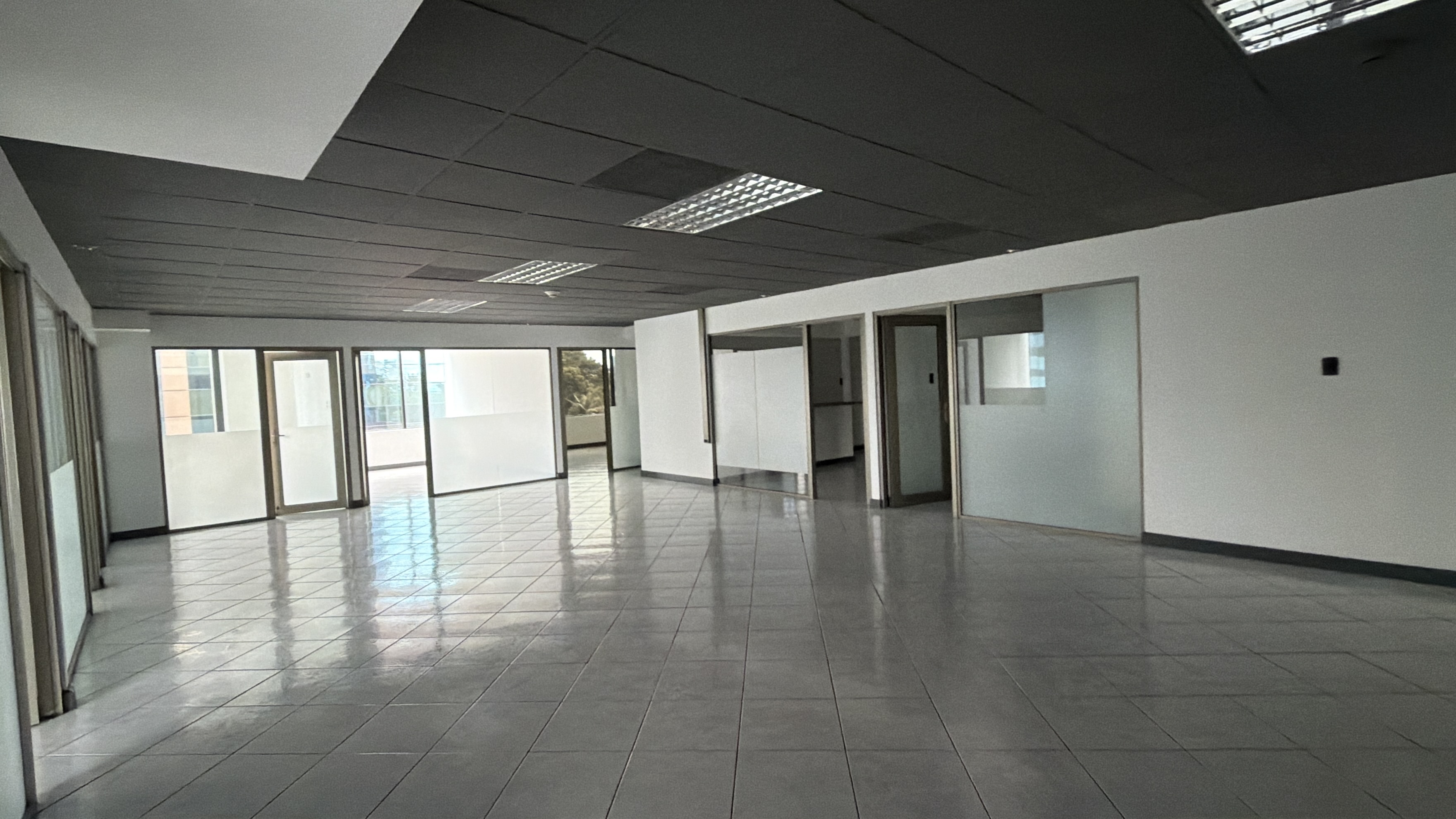 Oficina en Alquiler / Venta Edificio Europlaza, zona 14 - Image 1