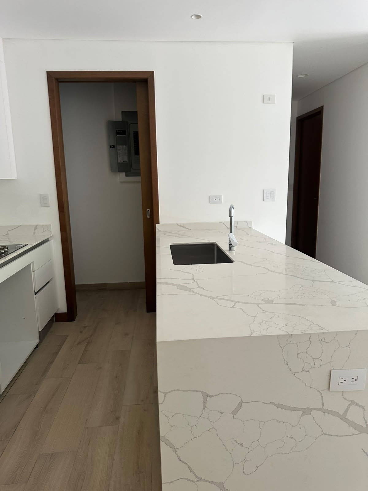 Apartamento en Alquiler Edificio Ferré Diez, zona 10 - Image 5