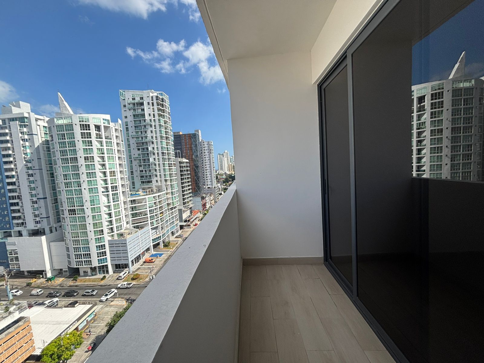 APARTAMENTO EN ALQUILER – PH Sky 66