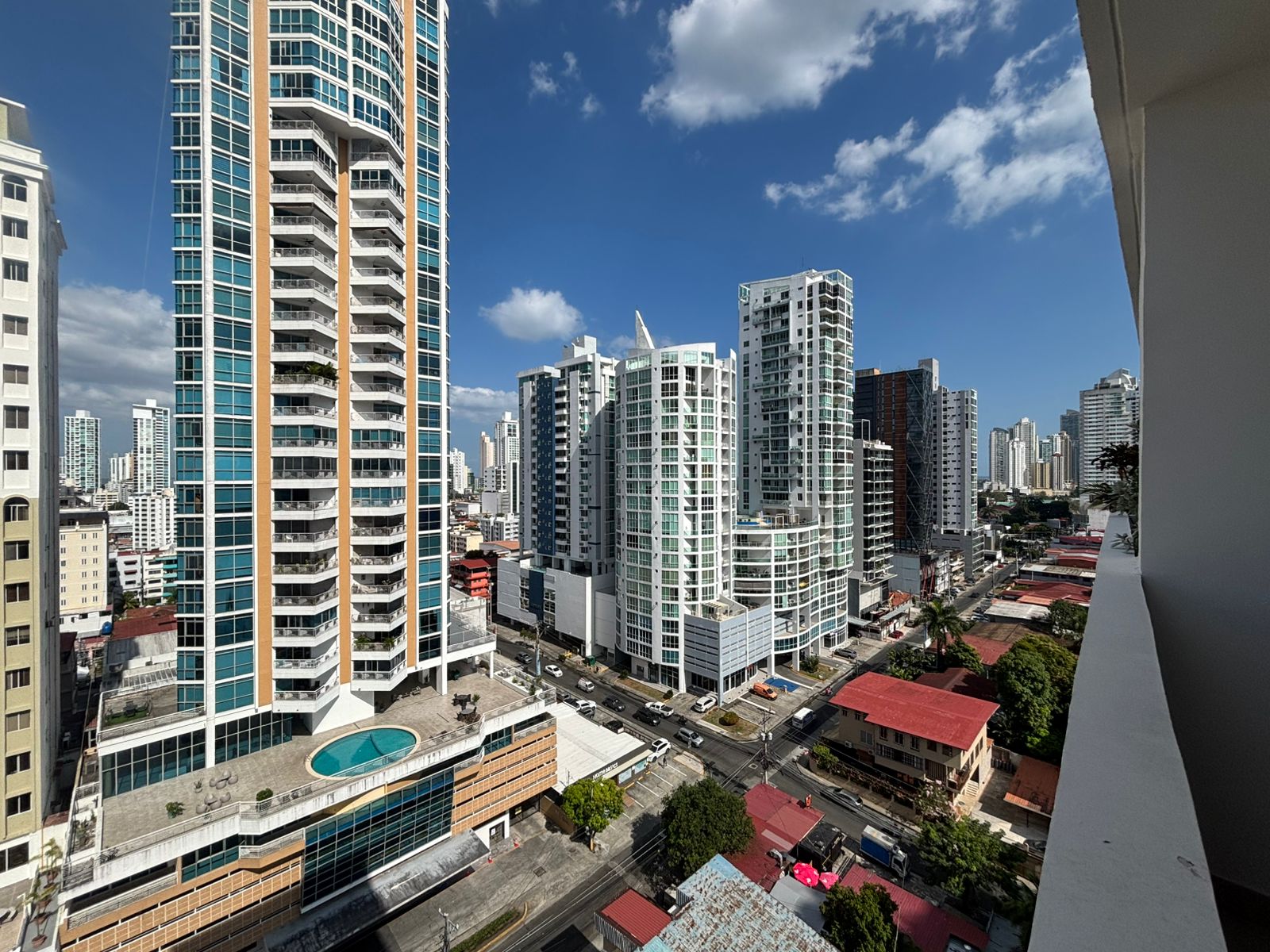 APARTAMENTO EN ALQUILER – PH Sky 66
