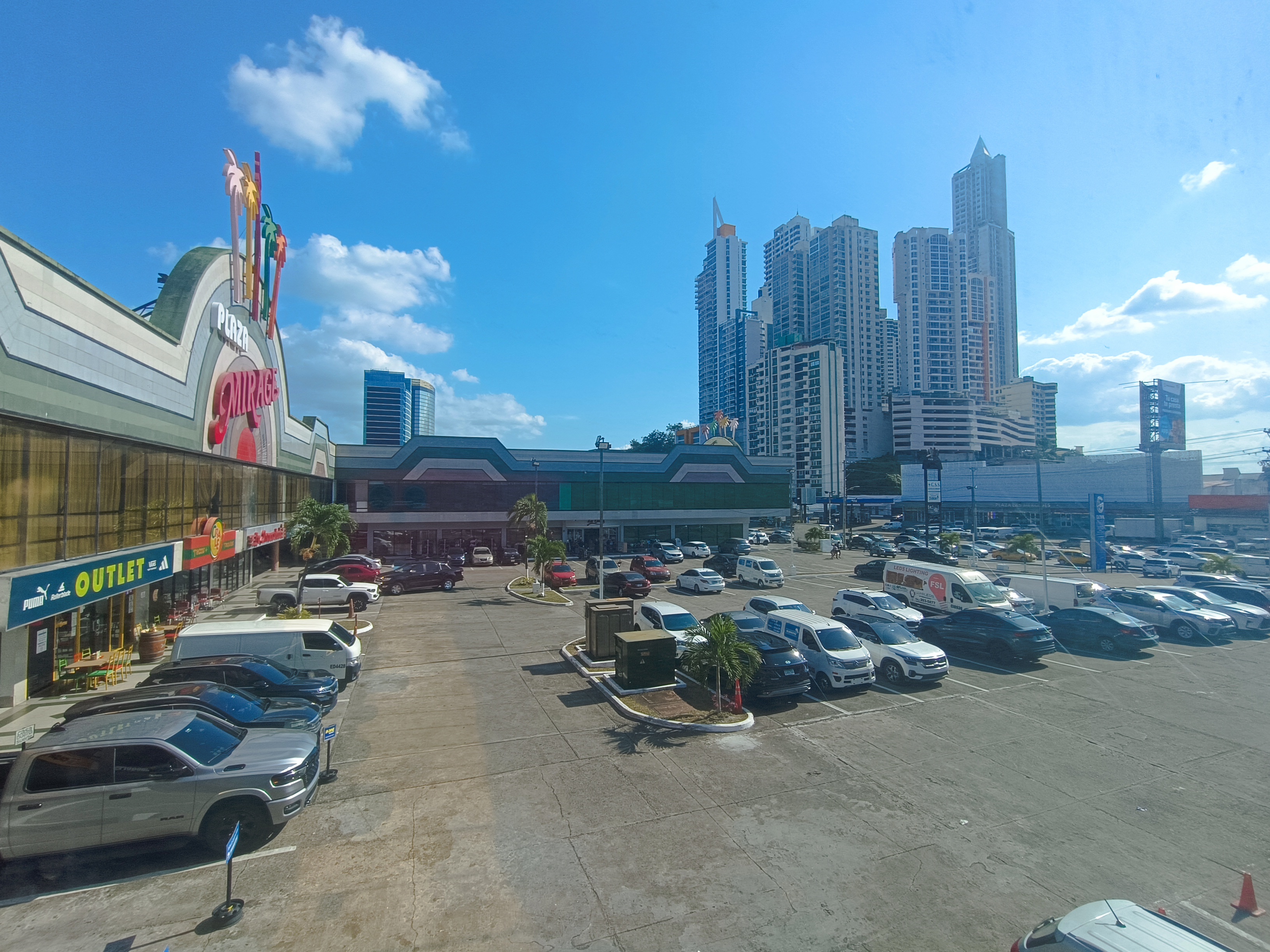 Se Vende o se Alquila Local en Plaza Mirage, El Dorado
