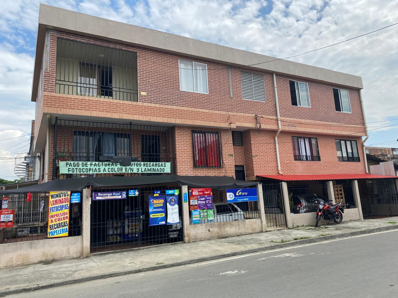 SE VENDE CASA ESQUINERA DE TRES NIVELES, UN LOCAL, 4 APARTAMENTOS