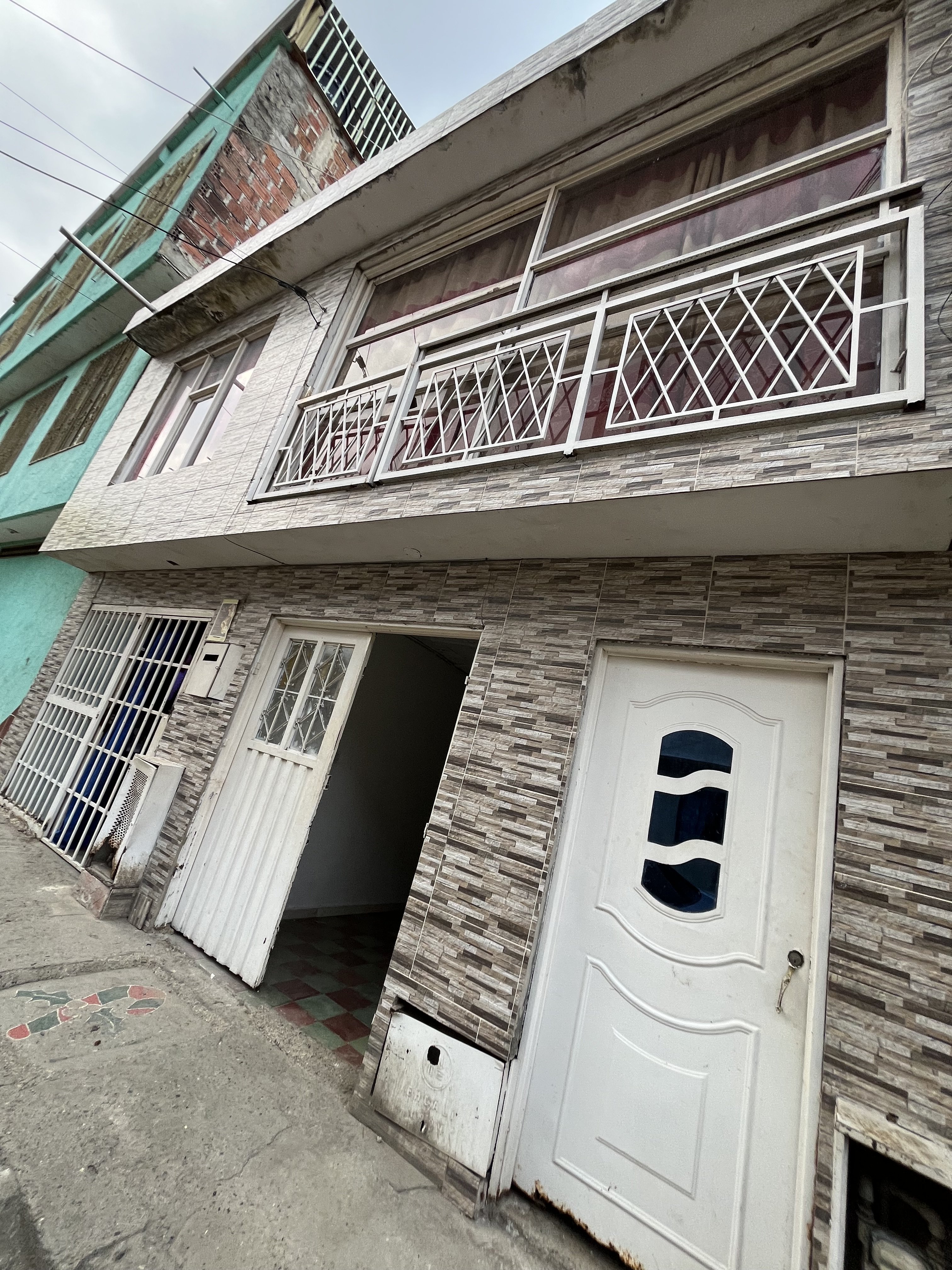 SE VENDE CASA CON APARTAMENTOS EN MANUELA BELTRÁN