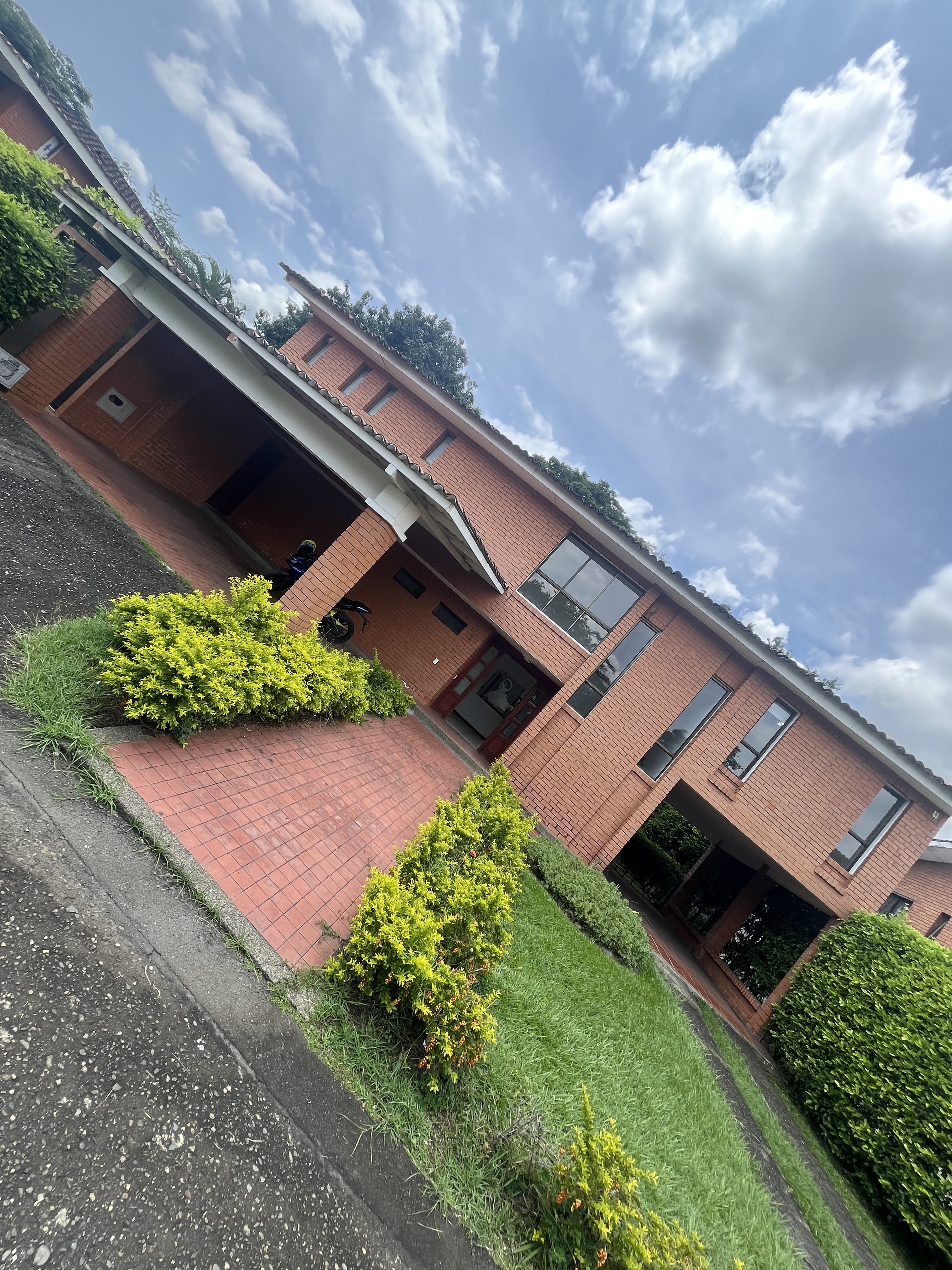 SE VENDE CASA EN PANCE CON ZONA VERDE INTERNA CERCA A LA MARIA. JT