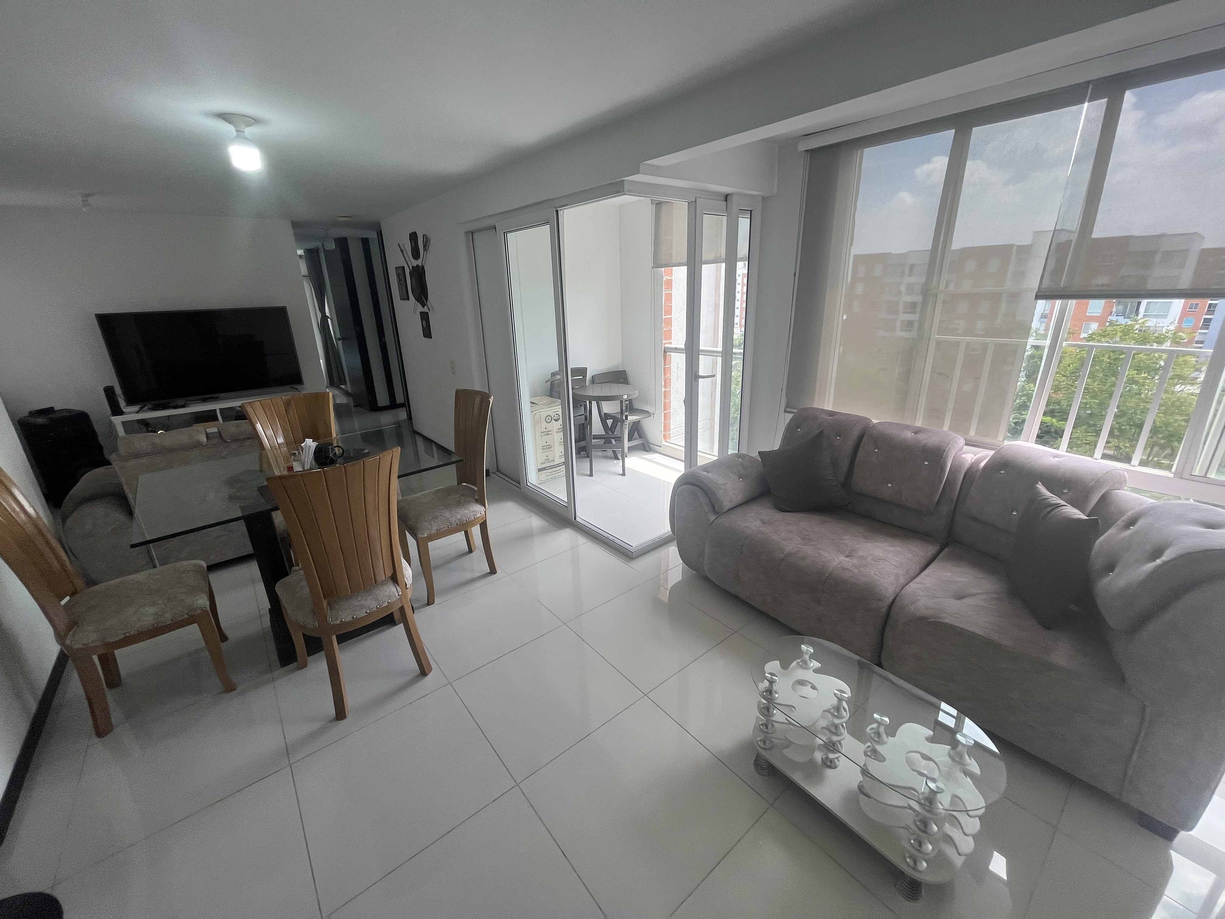 SE VENDE APARTAMENTO CON BUEN ÁREA EN VALLE DEL LILI JT