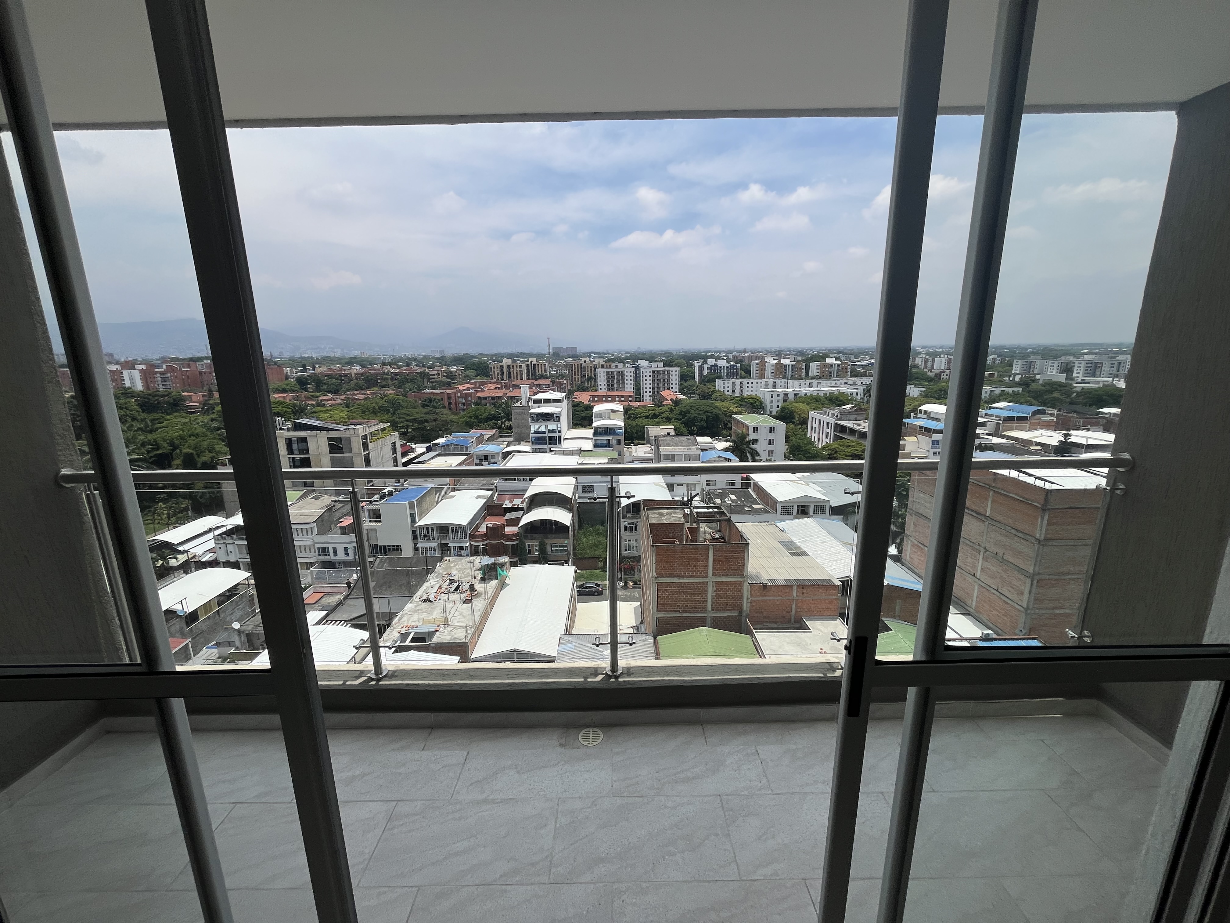 VENDO APARTAMENTO PISO 10 CON VISTA PANORÁMICA DE CALI JT
