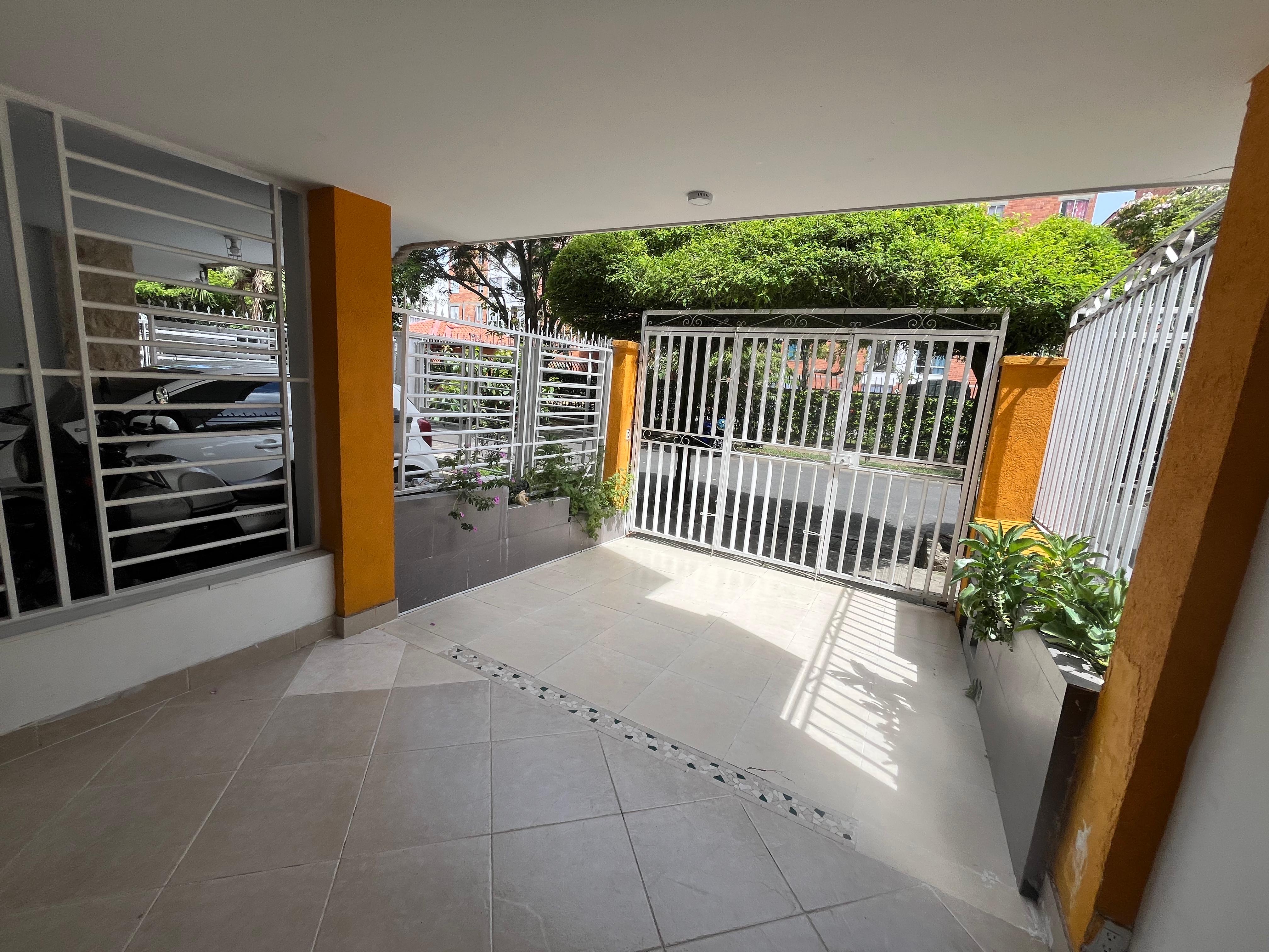 VENDO CASA DE 4 NIVELES EN CALICANTO SUR DE CALI JT