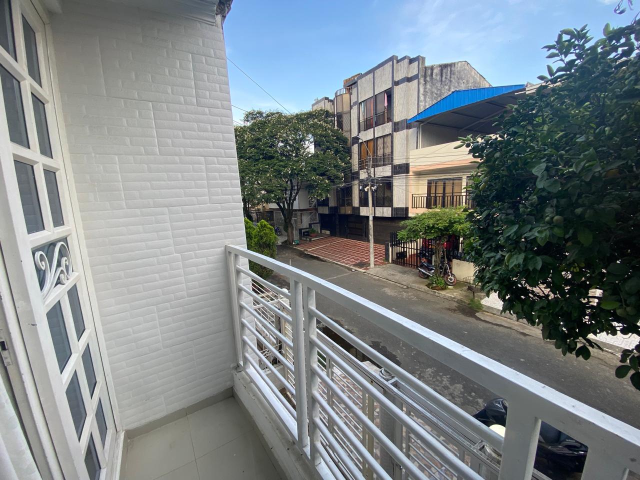 VENTA DE CASA UNIFAMILIAR EN CIUDAD 2000