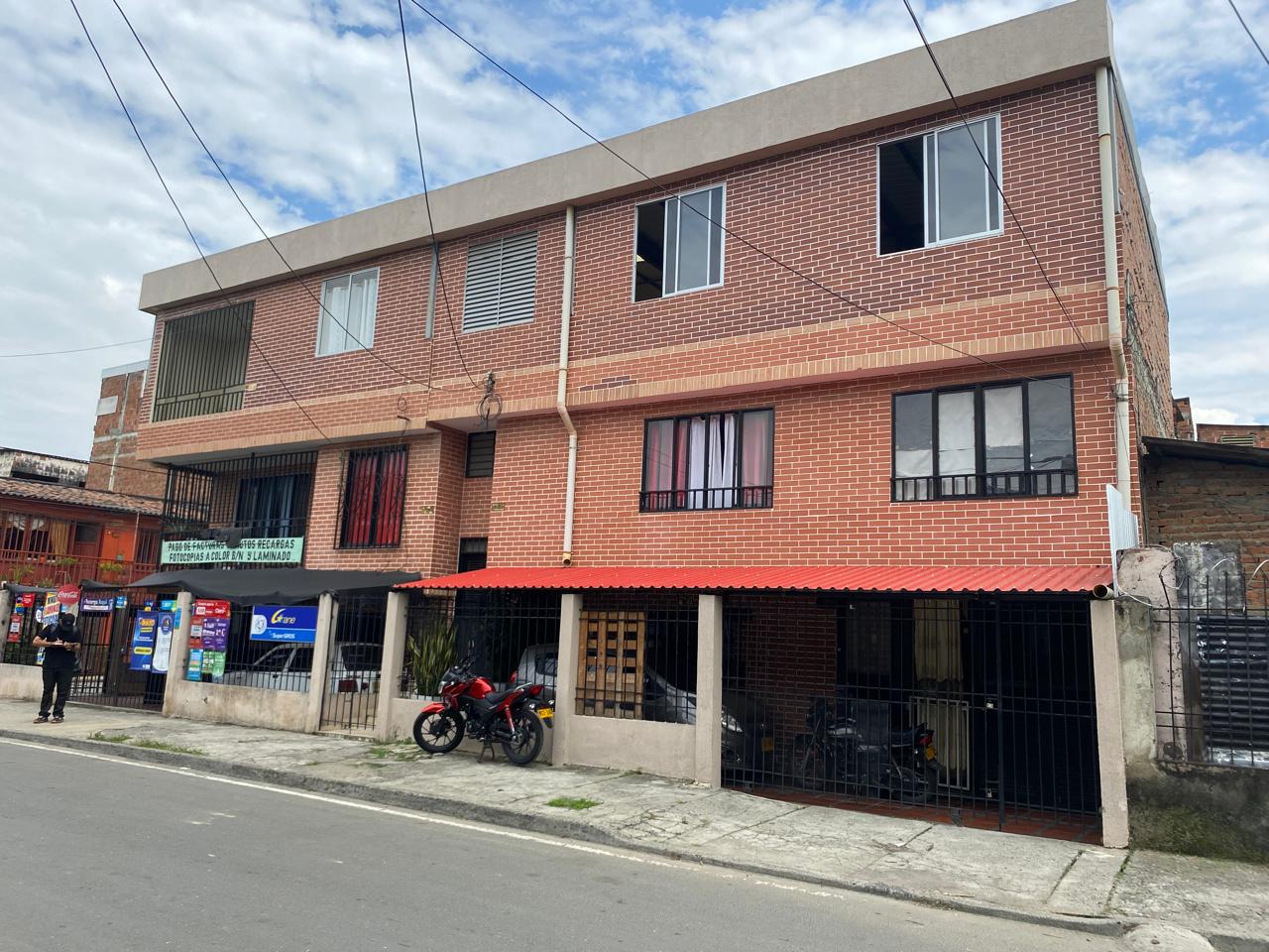 SE VENDE CASA ESQUINERA DE TRES NIVELES, UN LOCAL, 4 APARTAMENTOS