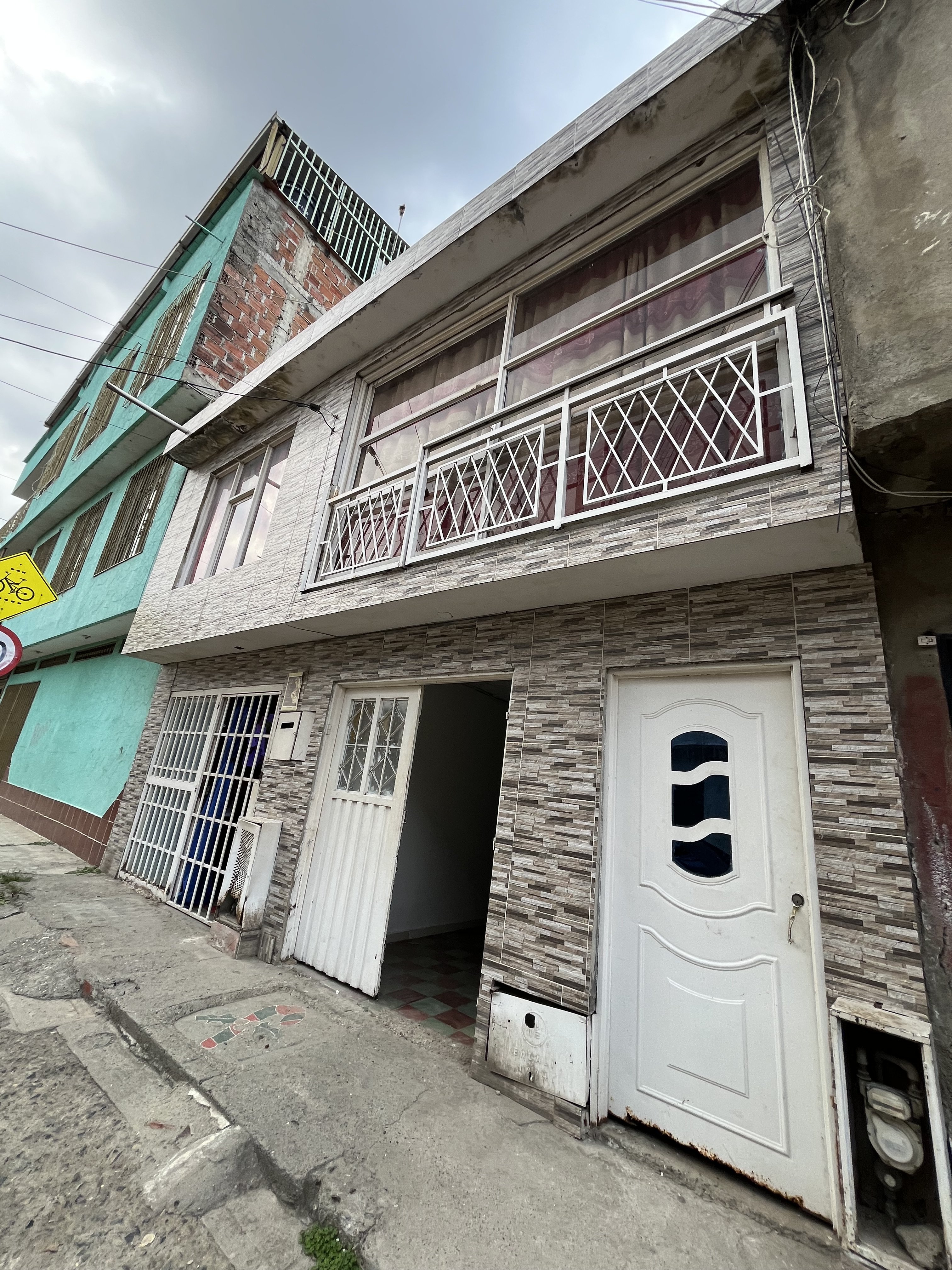 SE VENDE CASA CON APARTAMENTOS EN MANUELA BELTRÁN