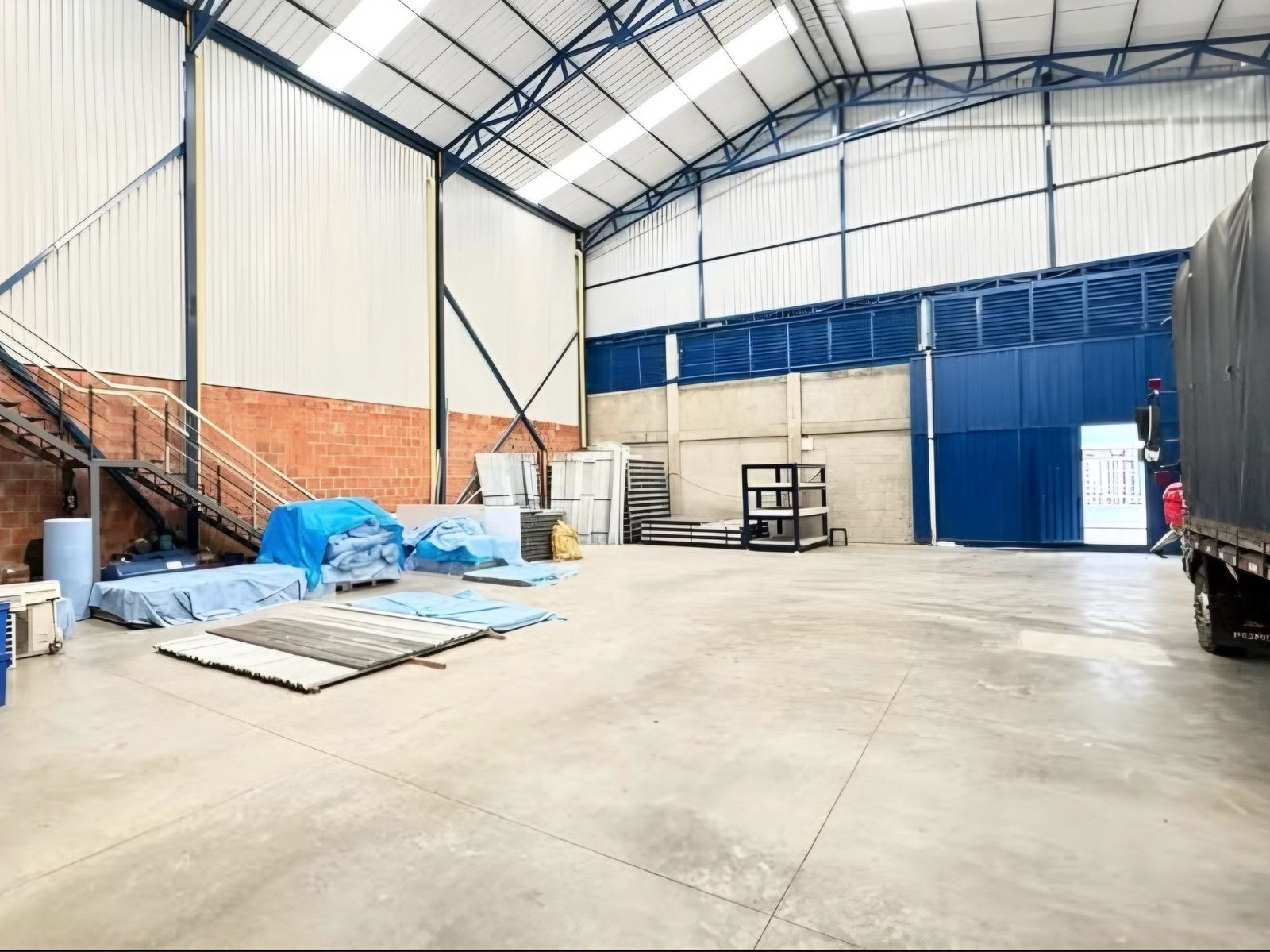 SE VENDE BODEGA DE 861MTS EN EL TRONCAL