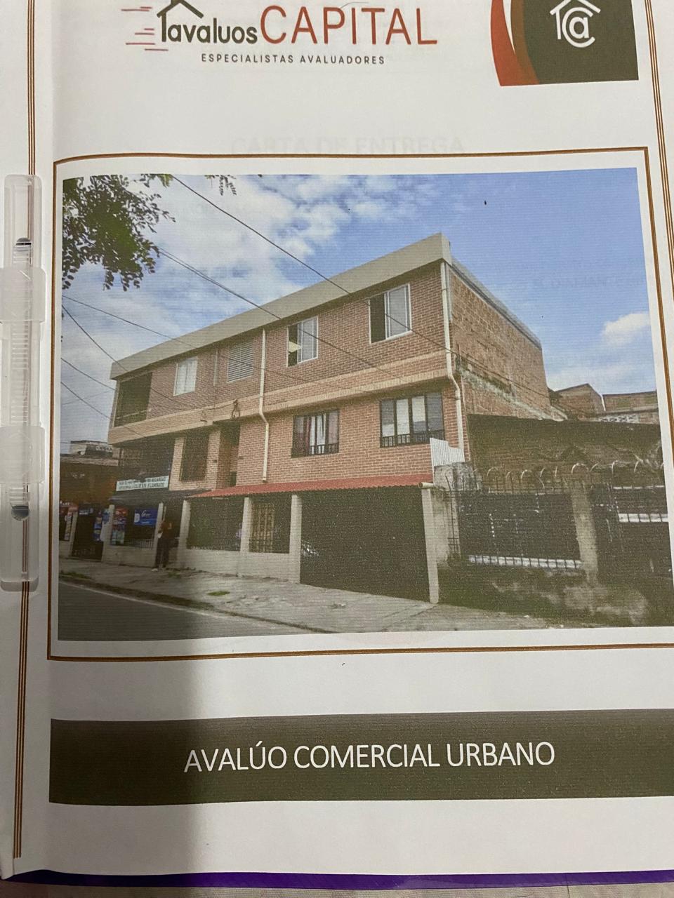SE VENDE CASA ESQUINERA DE TRES NIVELES, UN LOCAL, 4 APARTAMENTOS